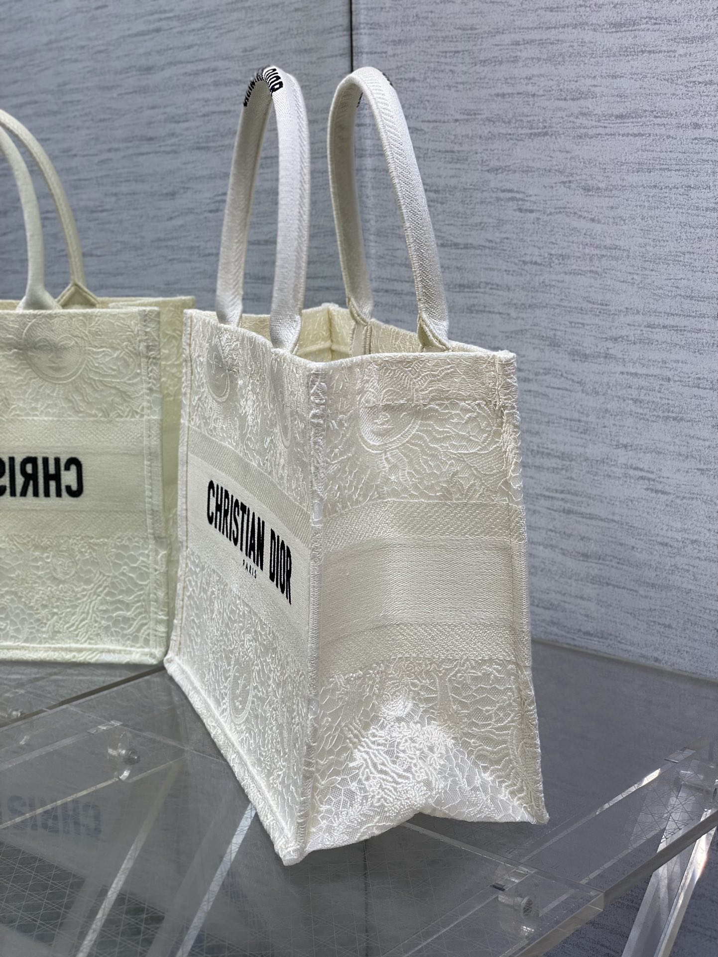 中号现货️Tote最新蕾丝太阳元素系列高雅大气单独摆在那里都是发光的艺术品独特的像素风精致又可爱的刺绣让