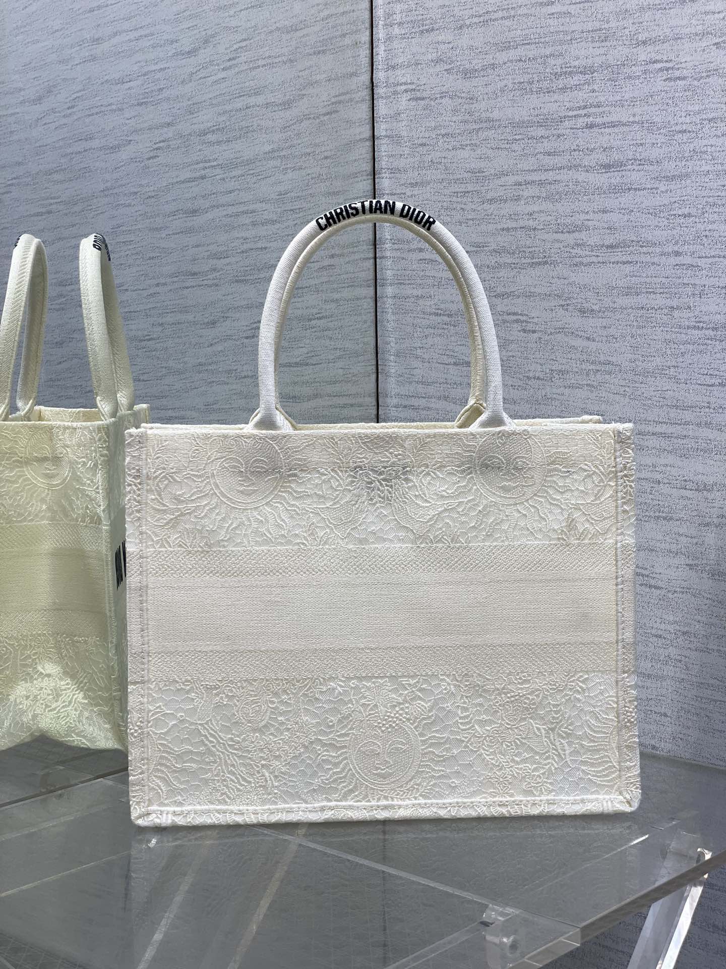 中号现货️Tote最新蕾丝太阳元素系列高雅大气单独摆在那里都是发光的艺术品独特的像素风精致又可爱的刺绣让