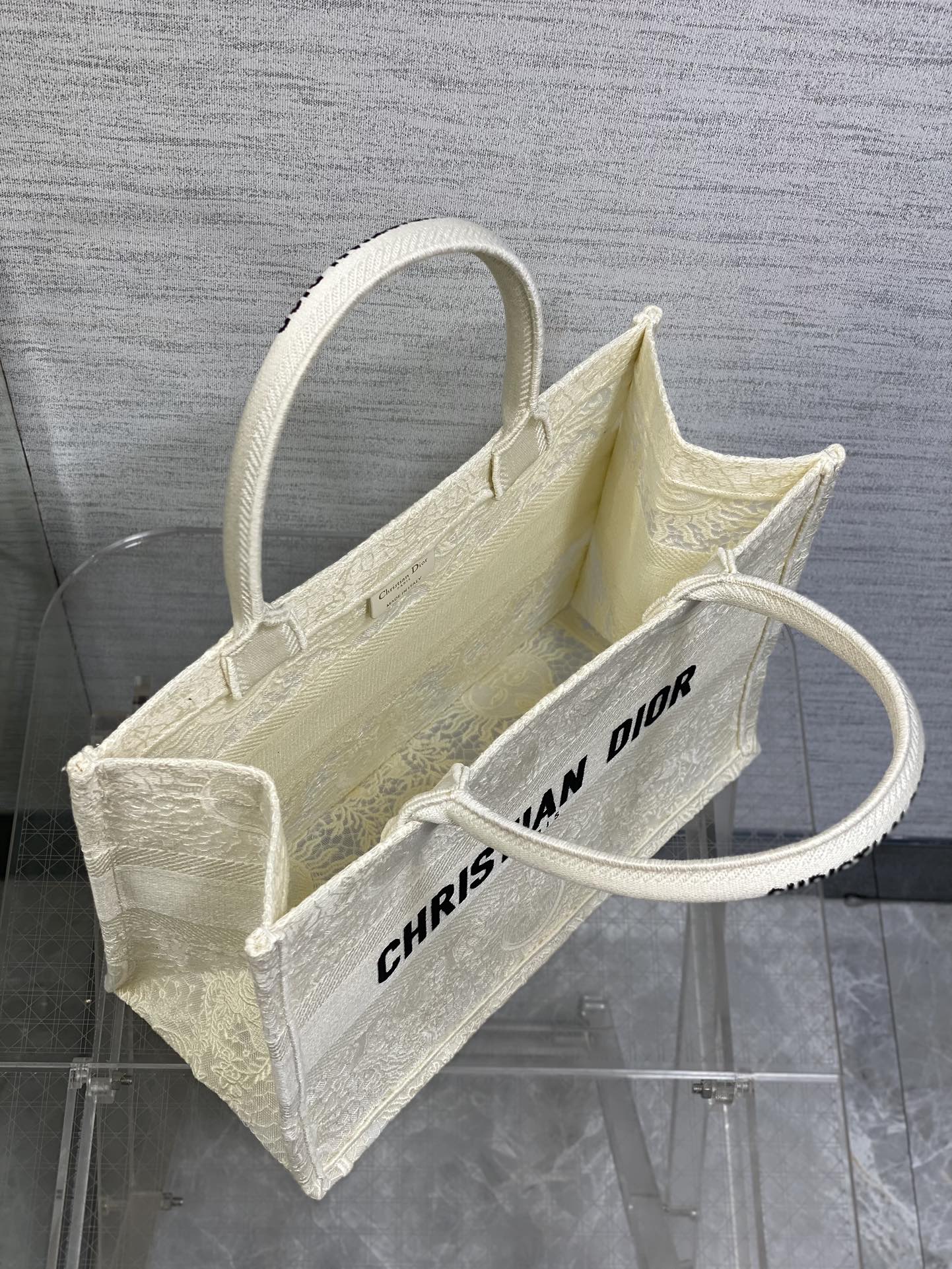 中号现货️Tote最新蕾丝太阳元素系列高雅大气单独摆在那里都是发光的艺术品独特的像素风精致又可爱的刺绣让