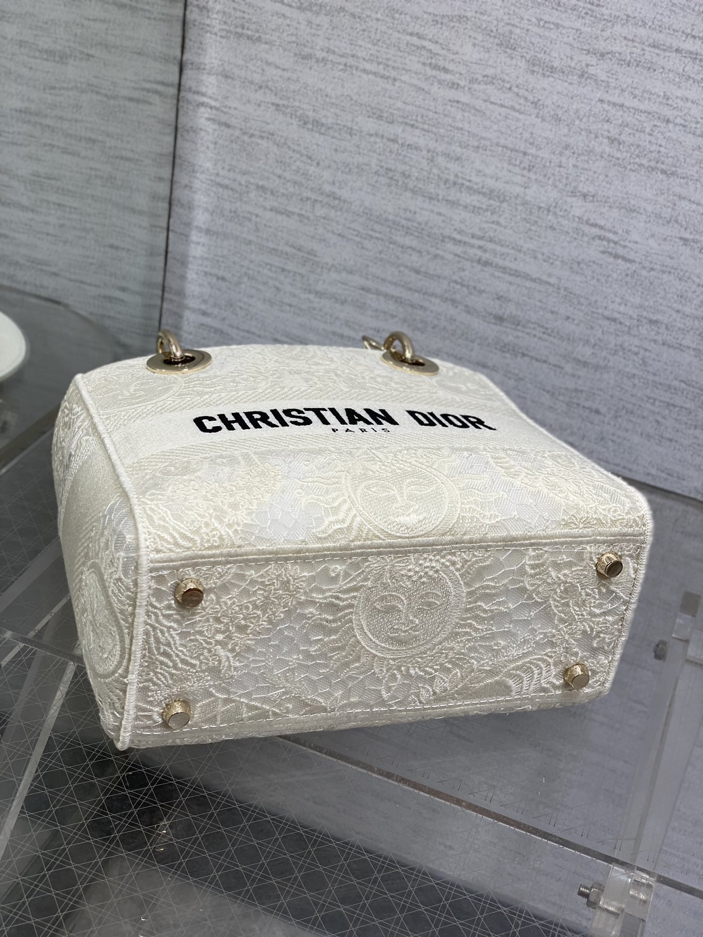 现货️Lady蕾丝刺绣太阳神系列️精美的刺绣经典的设计让整个包非常亮眼大容量的设计凹造型神器时尚精必入款