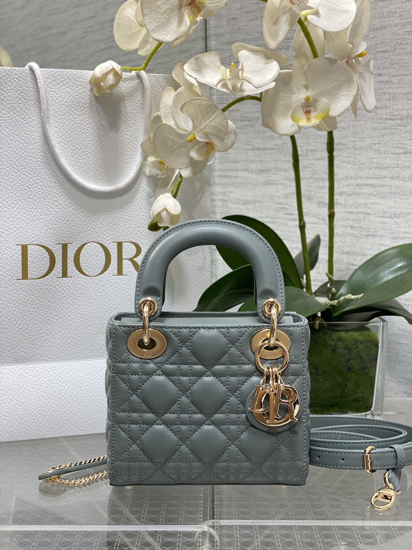 𝐋𝐚𝐝𝐲 Versión libre de impuestos de tres cuadros de la Princesa Diana Escanee el código QR en el interior
