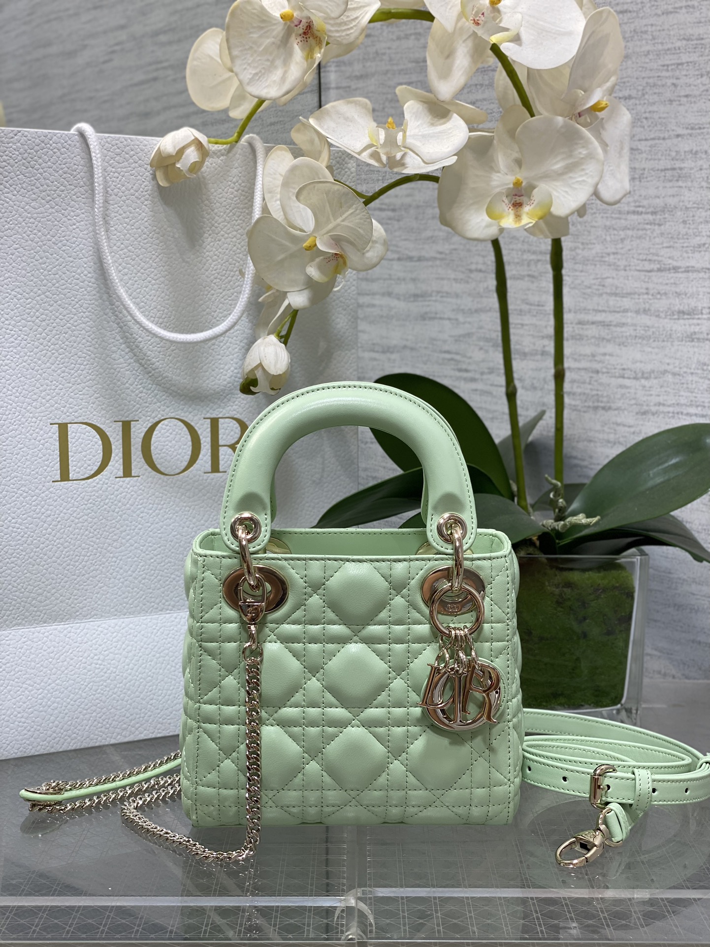 𝐋𝐚𝐝𝐲 tres compartimentos en verde menta, piel de cordero, dorado claro