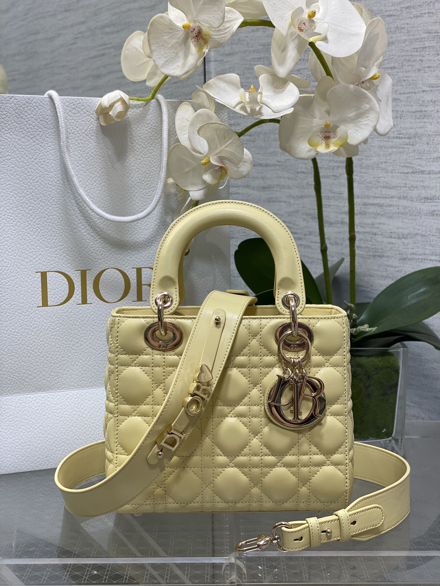 𝐋𝐚𝐝𝐲 cuatro compartimentos en amarillo claro, piel de cordero, dorado claro