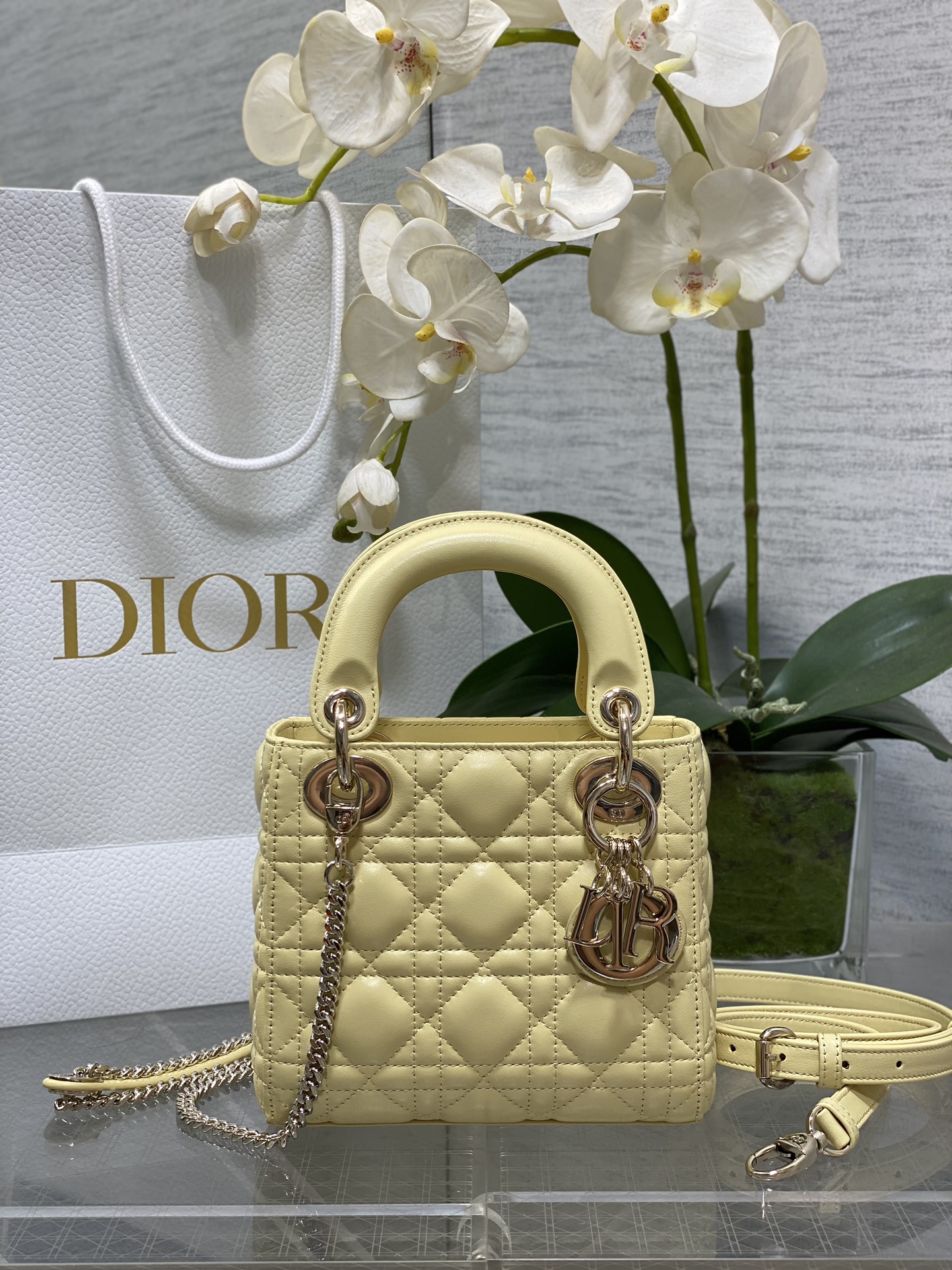 𝐋𝐚𝐝𝐲 tres compartimentos en amarillo claro, piel de cordero, dorado claro