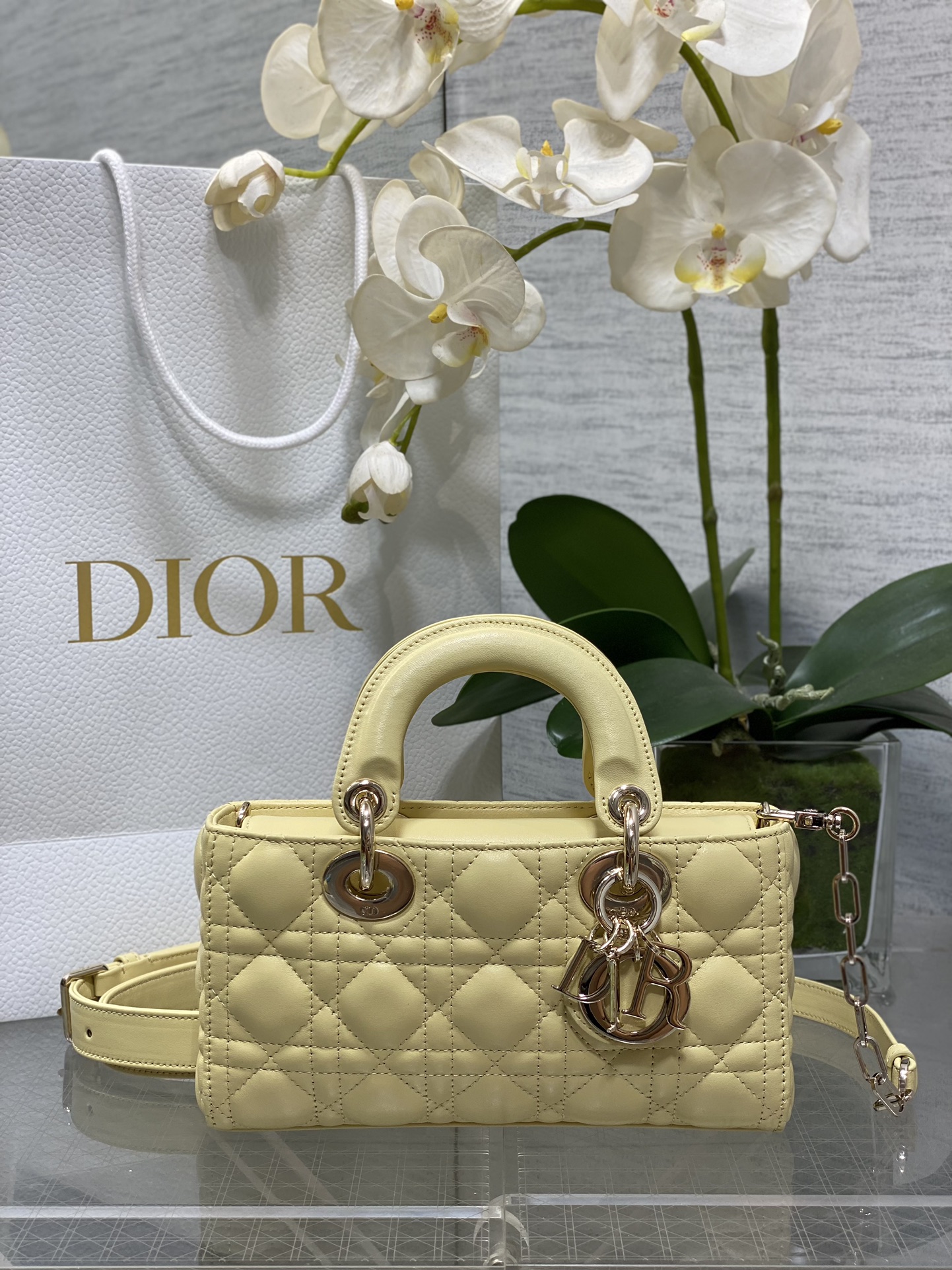 𝐃-𝐉𝐨𝐲 último color amarillo claro, talla pequeña, piel original con forro interior de gamuza
