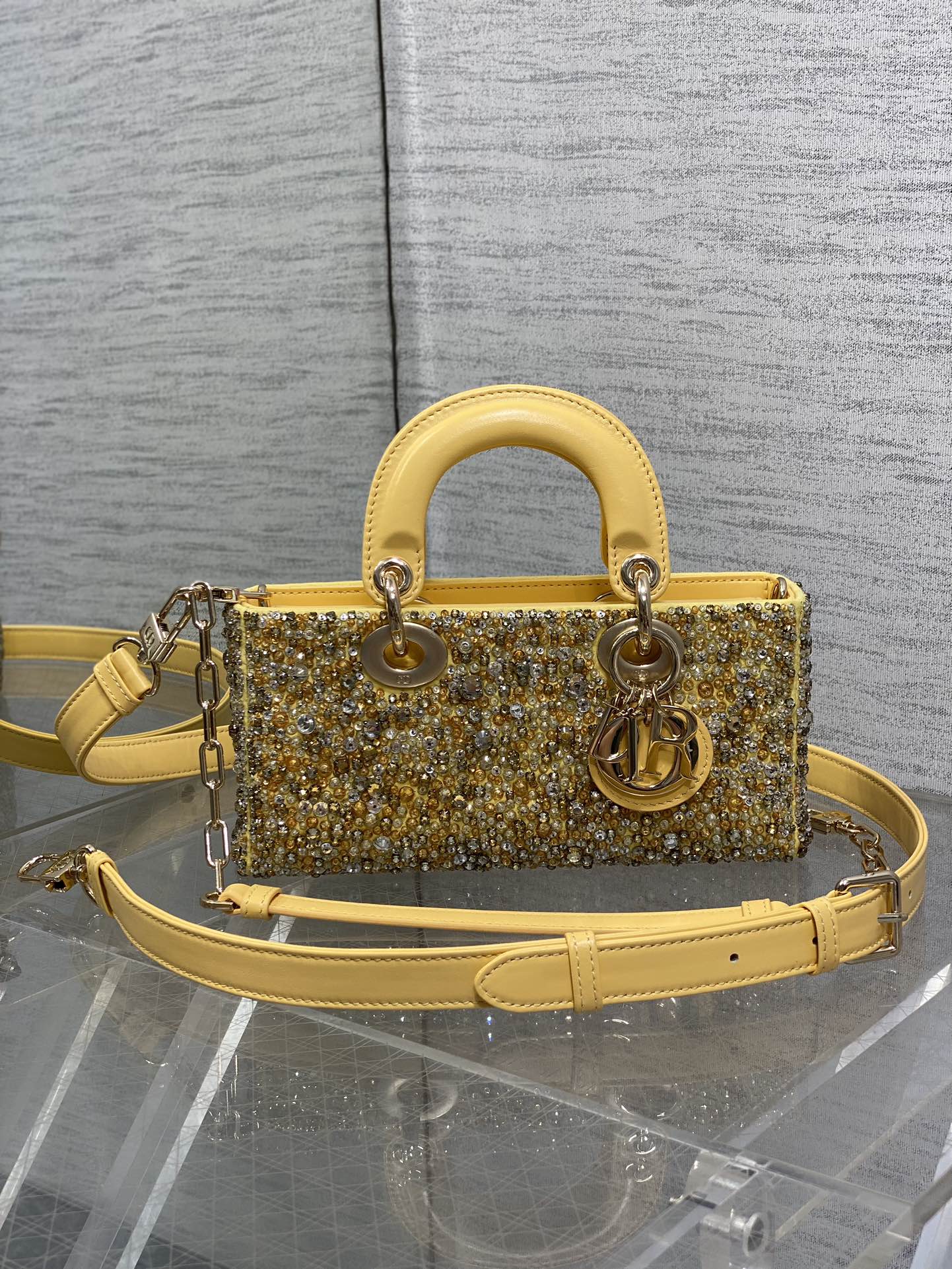 ¡Productos al contado! ️ El último bolso Princesa Diana de edición limitada de Lady, resistente y con cuentas, es un bo…