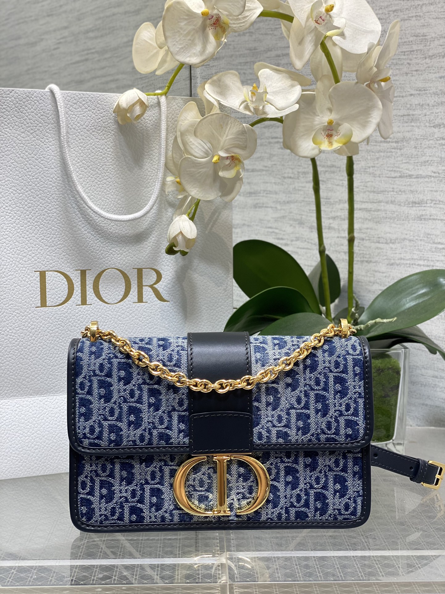 𝐌𝐨𝐧𝐭𝐚𝐢𝐠𝐧𝐞𝟑𝟎Montaigne Denim Términos de la cadena grande