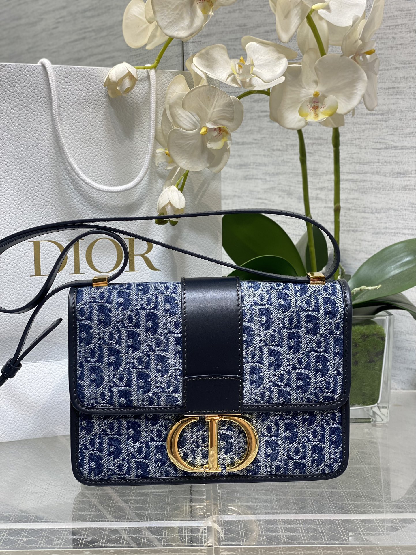 𝐌𝐨𝐧𝐭𝐚𝐢𝐠𝐧𝐞𝟑𝟎Montaigne Denim Cinturón grande con correa para el hombro