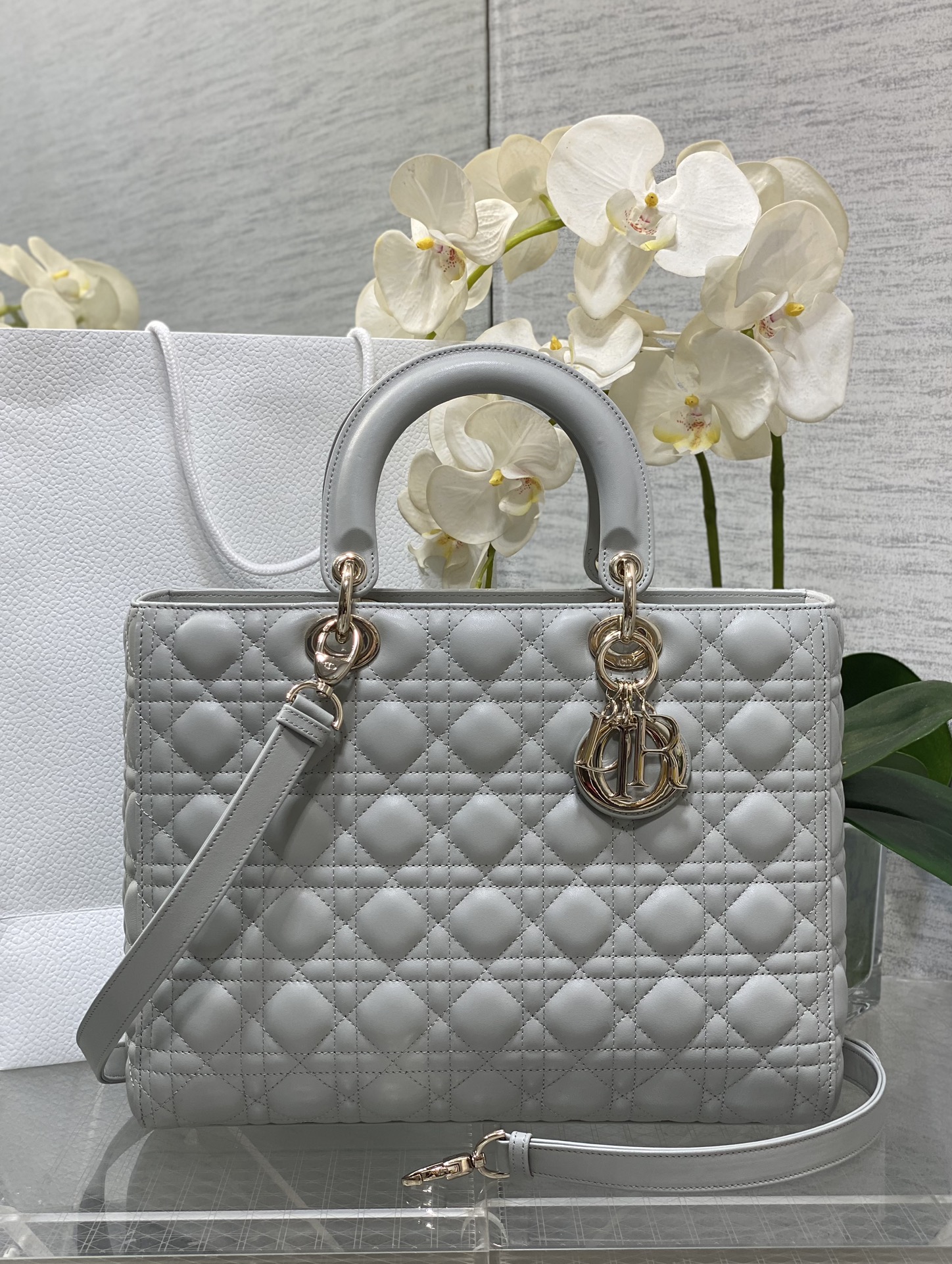 𝐋𝐚𝐝𝐲 Piel de oveja gris nube de siete cuadros dorado claro