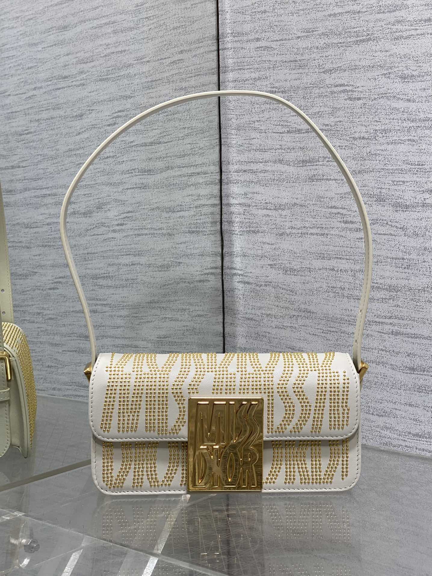 Stock blanco listo‼ ️ La serie Dior otoño e invierno Miss Dior retro está cuidadosamente hecha de cuero de vaca negro. …
