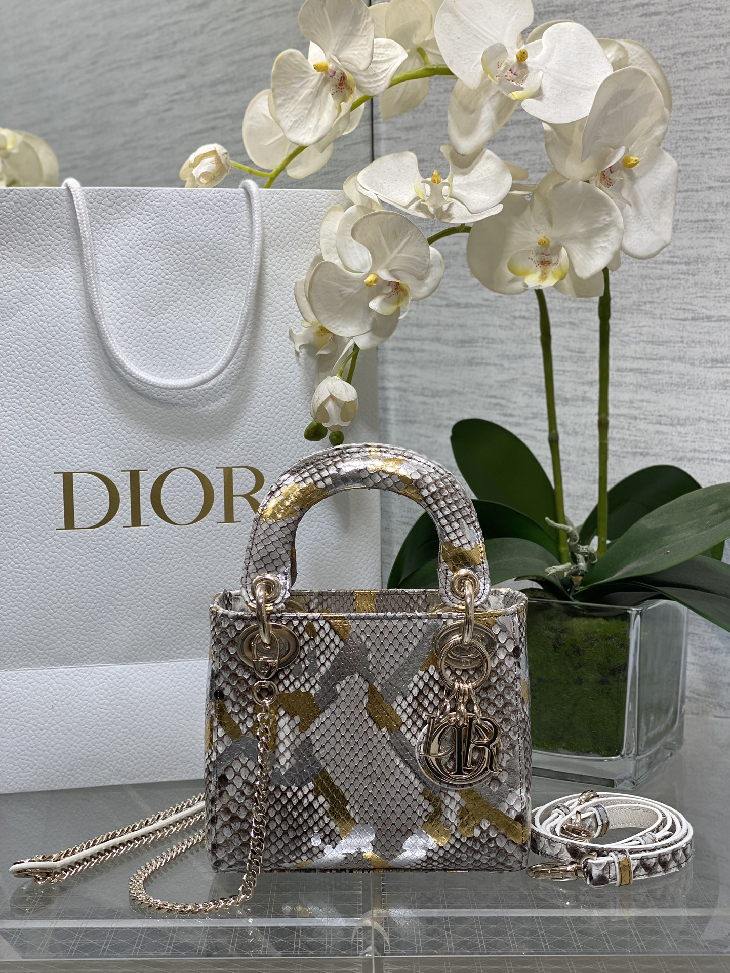 𝐋𝐚𝐝𝐲Tres rejillas con piel de serpiente dorada y plateada.
