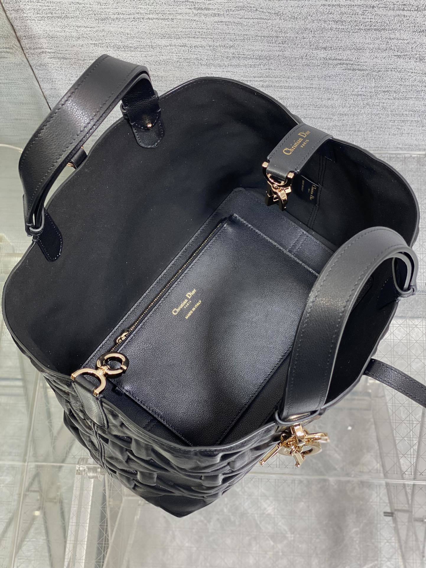 中号现货️Toujours系列秋冬最新压花黑色有点太美了高颜值大包包颜色非常清新让人眼前一亮轻松拿捏高级