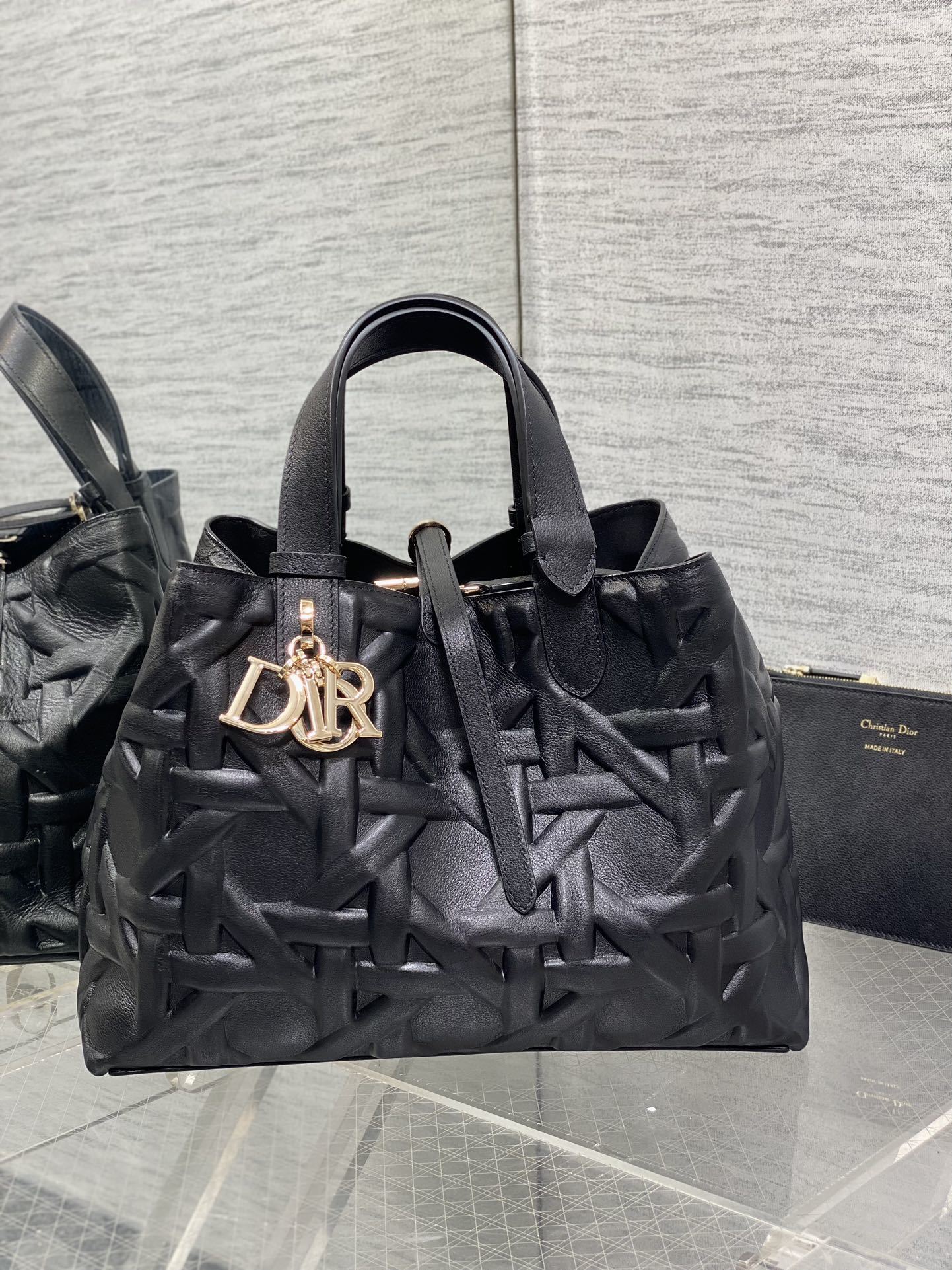 中号现货️Toujours系列秋冬最新压花黑色有点太美了高颜值大包包颜色非常清新让人眼前一亮轻松拿捏高级
