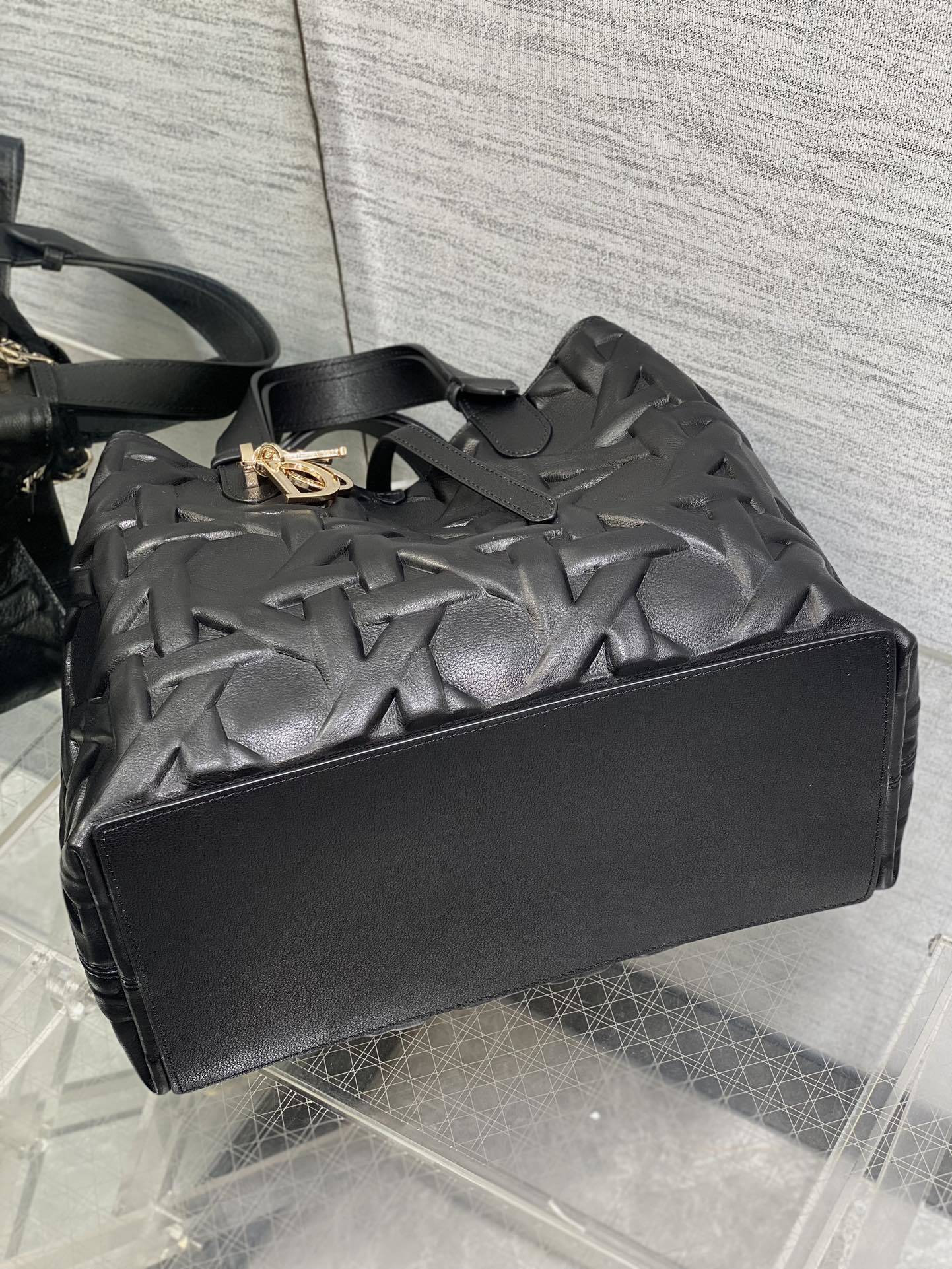 中号现货️Toujours系列秋冬最新压花黑色有点太美了高颜值大包包颜色非常清新让人眼前一亮轻松拿捏高级