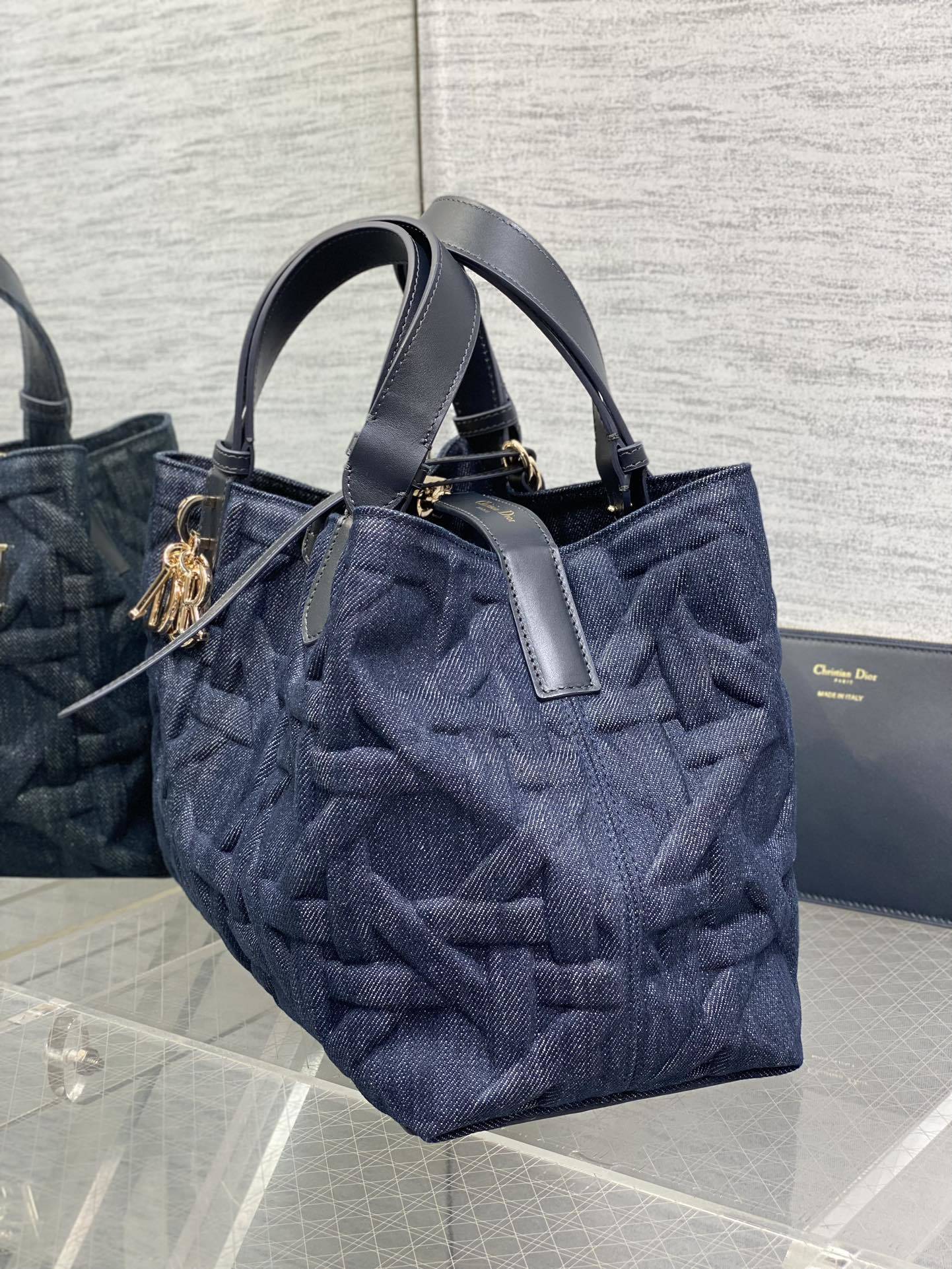 中号现货️Toujours系列秋冬最新压花牛仔布有点太美了高颜值大包包颜色非常清新让人眼前一亮轻松拿捏高