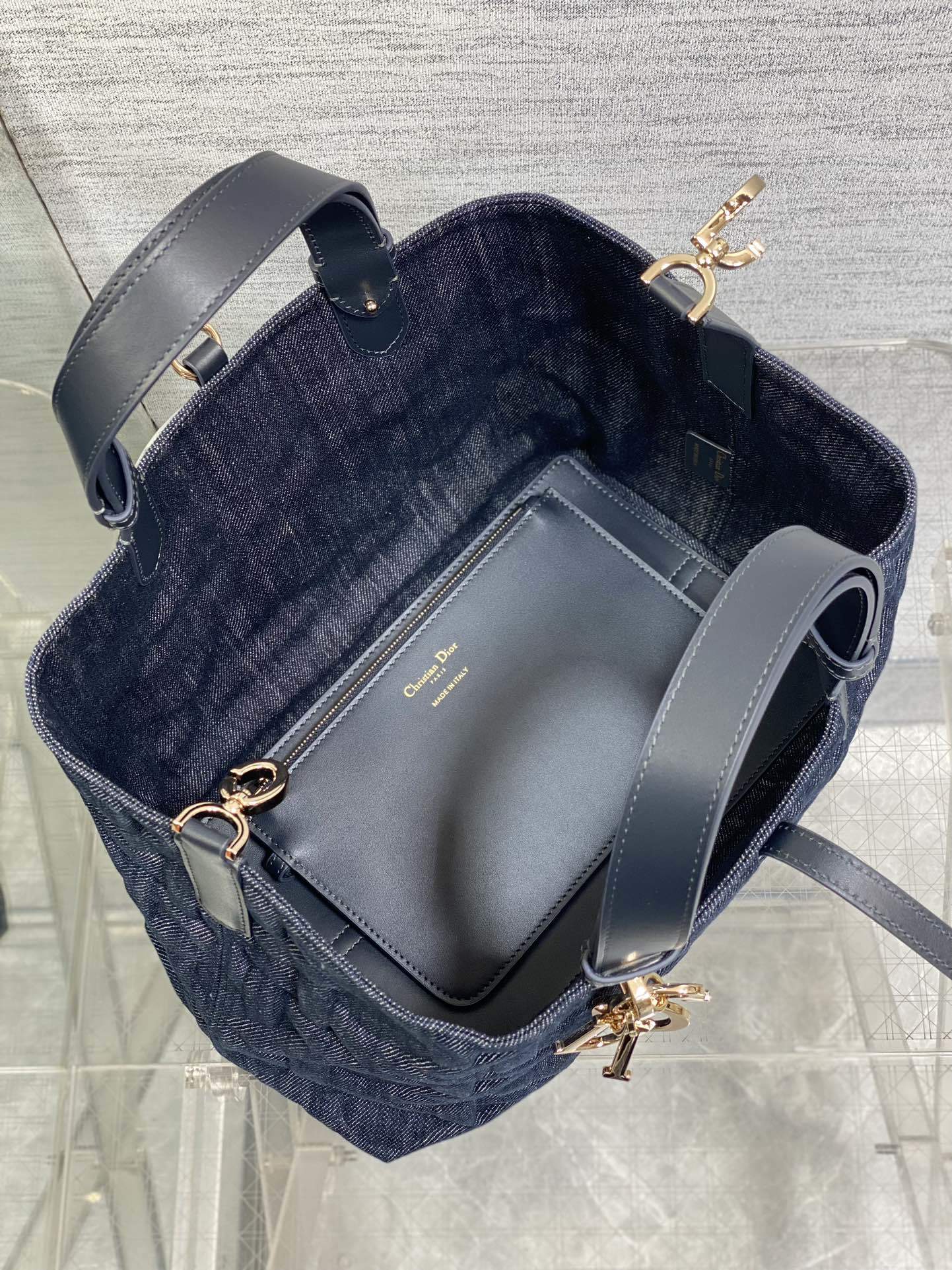中号现货️Toujours系列秋冬最新压花牛仔布有点太美了高颜值大包包颜色非常清新让人眼前一亮轻松拿捏高