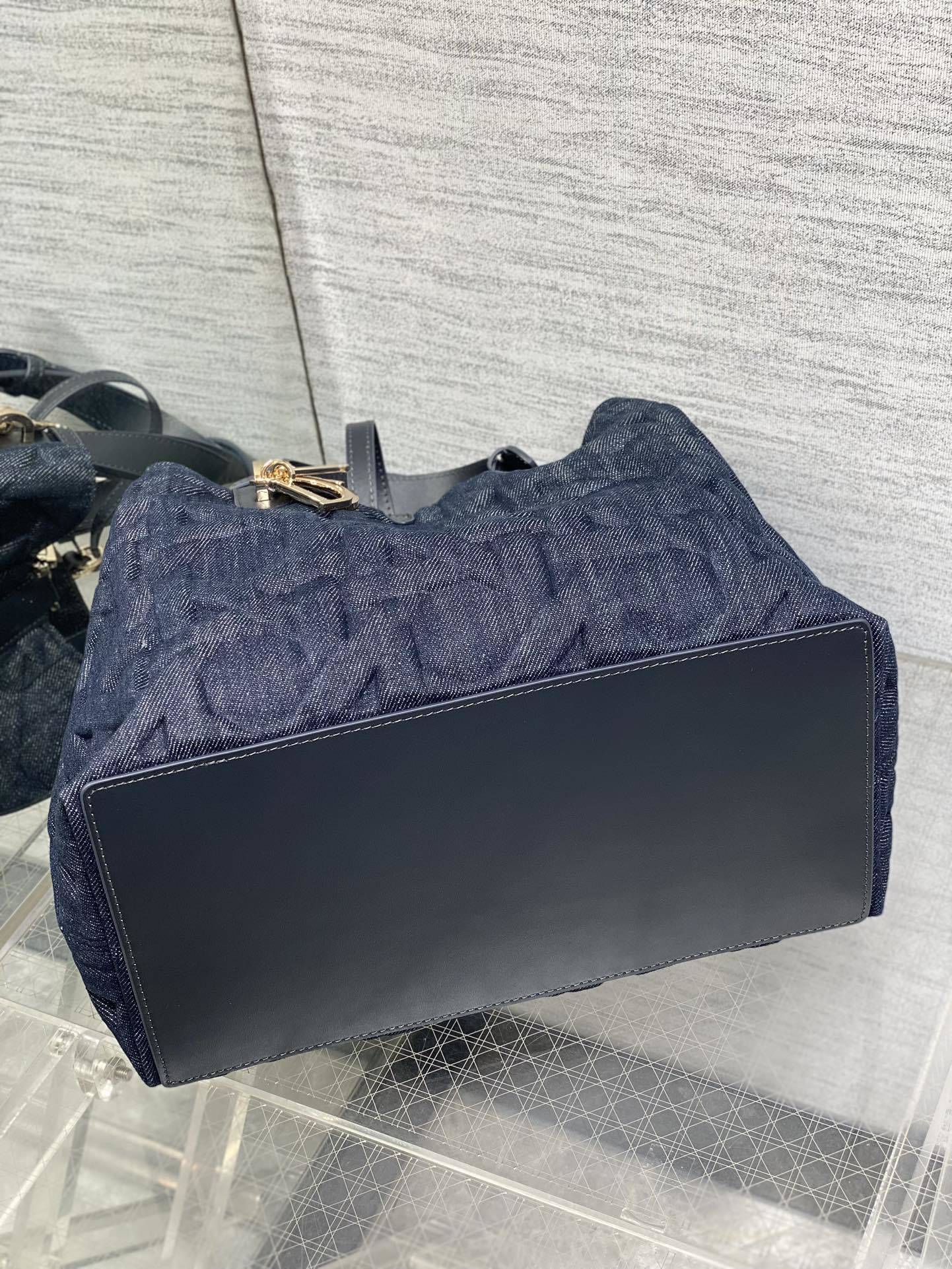 中号现货️Toujours系列秋冬最新压花牛仔布有点太美了高颜值大包包颜色非常清新让人眼前一亮轻松拿捏高
