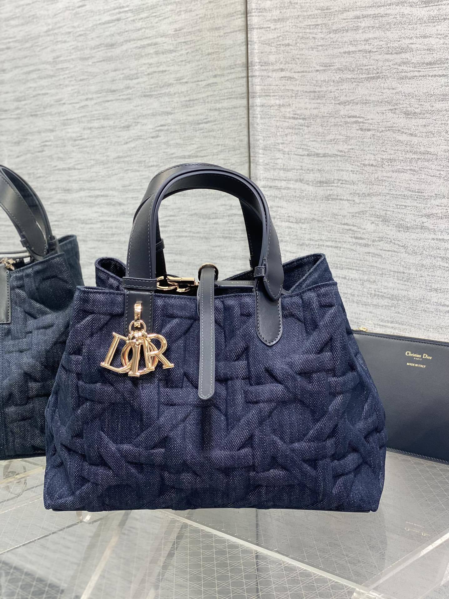 中号现货️Toujours系列秋冬最新压花牛仔布有点太美了高颜值大包包颜色非常清新让人眼前一亮轻松拿捏高