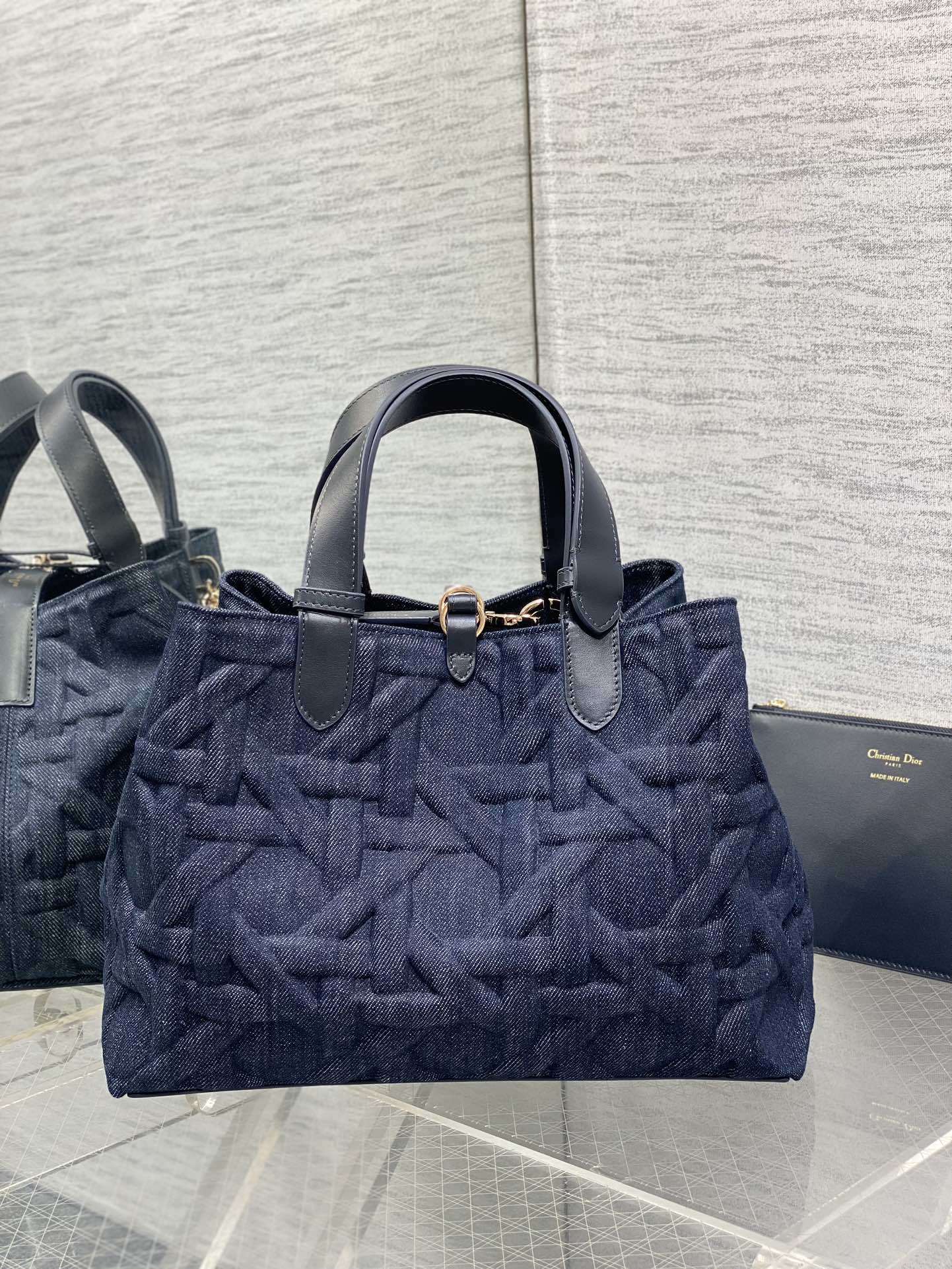 中号现货️Toujours系列秋冬最新压花牛仔布有点太美了高颜值大包包颜色非常清新让人眼前一亮轻松拿捏高