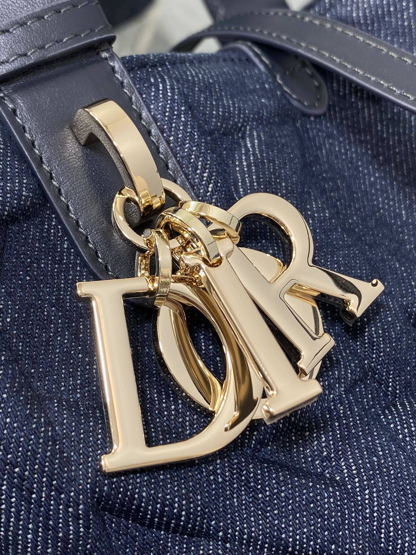 中号现货️Toujours系列秋冬最新压花牛仔布有点太美了高颜值大包包颜色非常清新让人眼前一亮轻松拿捏高
