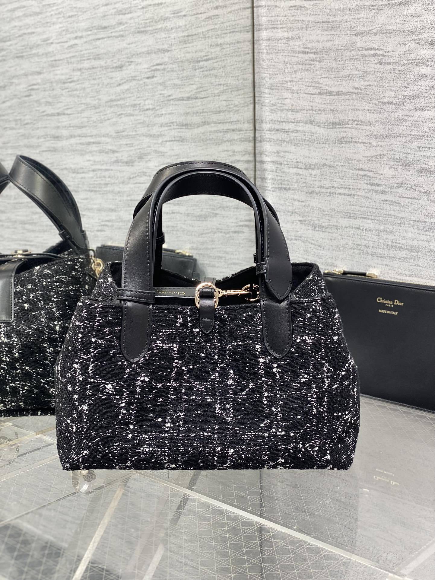 小号现货️Toujours粗花呢系列富家千金风同样的单品不同的风格独特的材质精致又优雅超大菱格的设计搭配