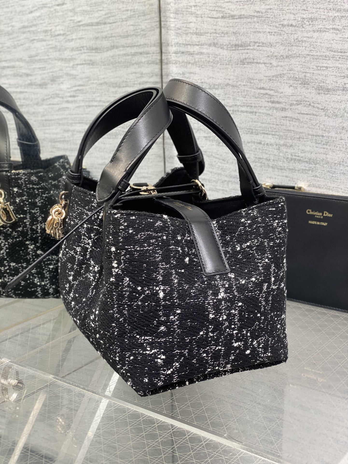小号现货️Toujours粗花呢系列富家千金风同样的单品不同的风格独特的材质精致又优雅超大菱格的设计搭配
