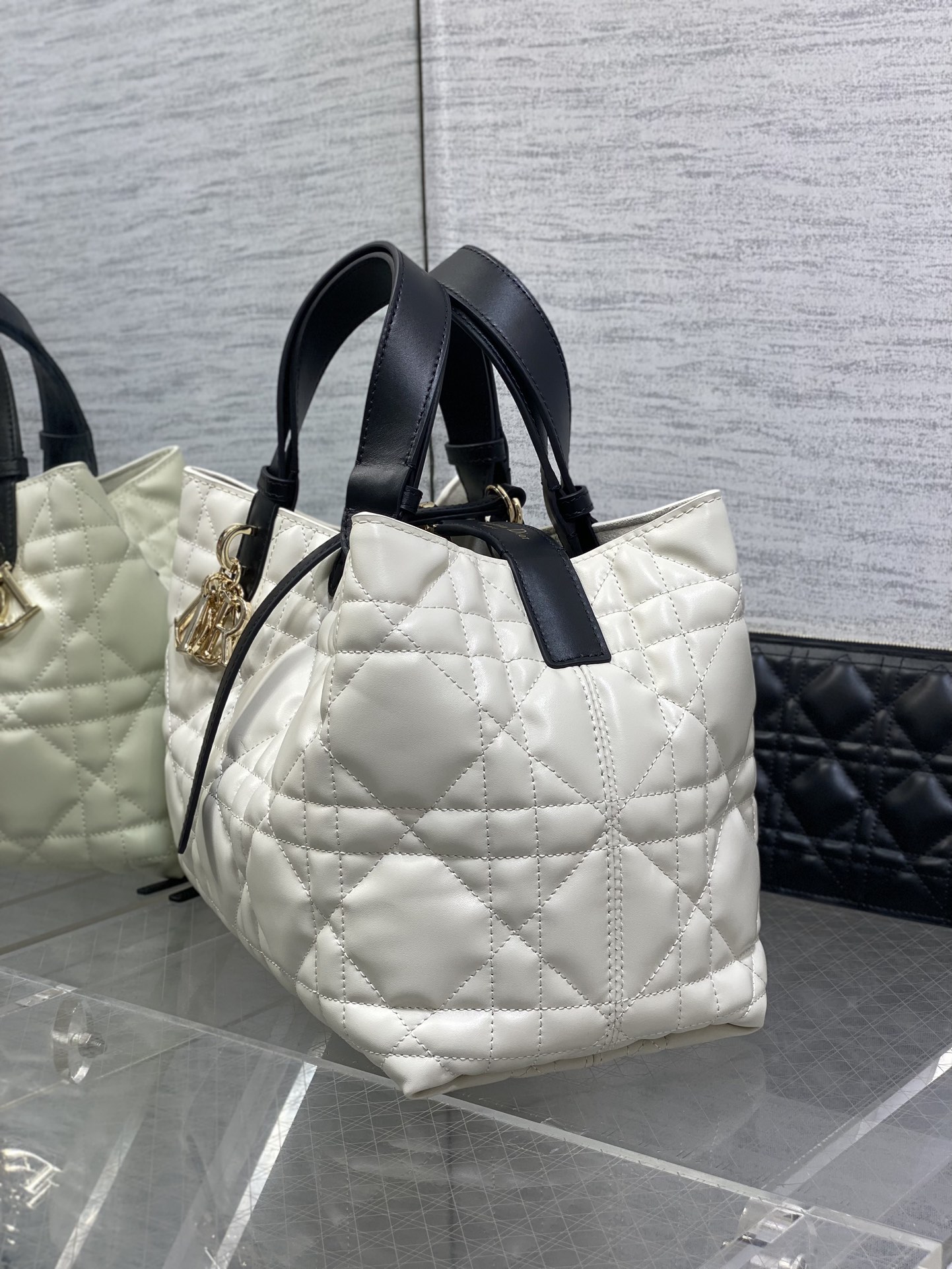 中号现货️Toujours系列砖柜最新奶白拼黑色有点太美了高颜包包颜色超级嫩超级夏天超大菱格的设计搭配经