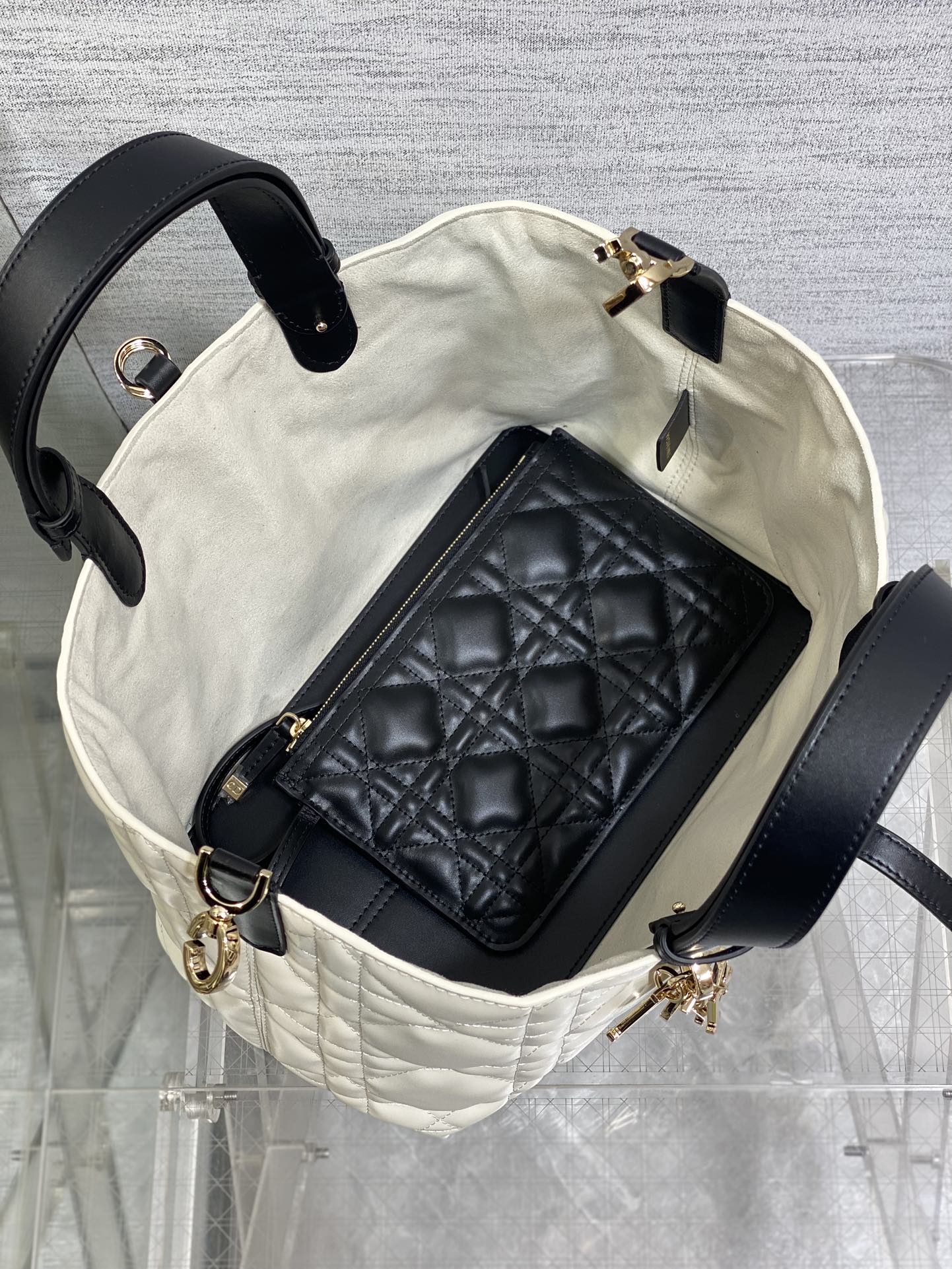 中号现货️Toujours系列砖柜最新奶白拼黑色有点太美了高颜包包颜色超级嫩超级夏天超大菱格的设计搭配经