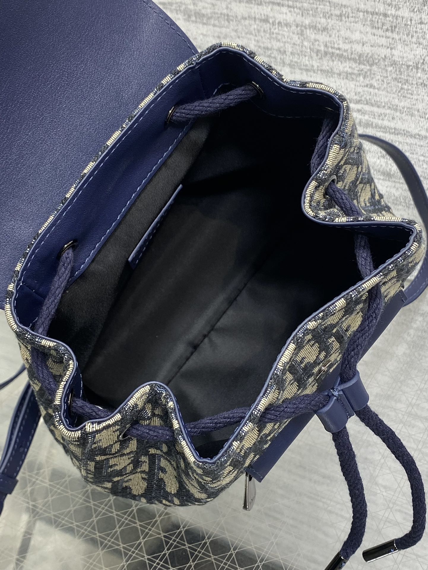 迷你现货️最新mini双肩包可可爱爱的造型经典Oblique老花面料搭配抽绳设计既复古又时尚容量也相当不