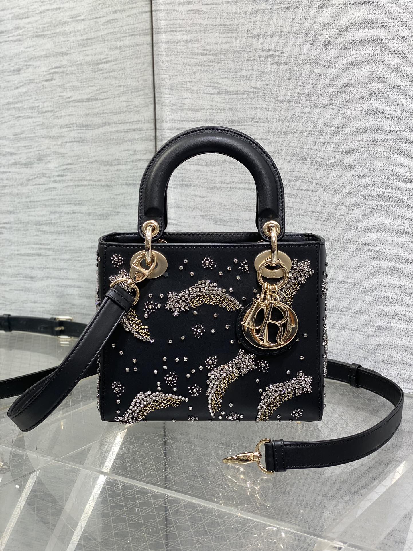 ¡Productos al contado! ️ El último bolso Princesa Diana de cuatro paneles bordado con cuentas de meteorito de edición l…