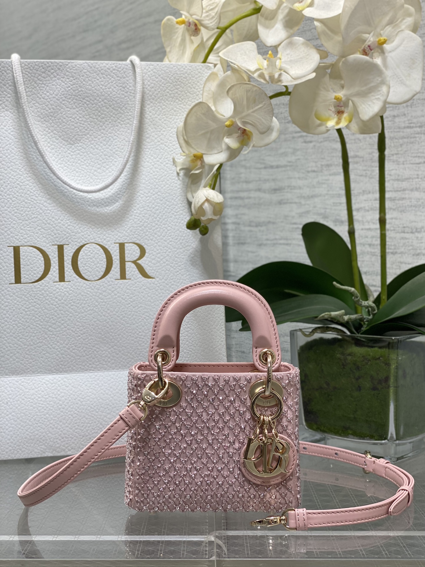 𝐋𝐚𝐝𝐲 𝐌𝐢𝐜𝐫𝐨 bordado rosa con cuentas
