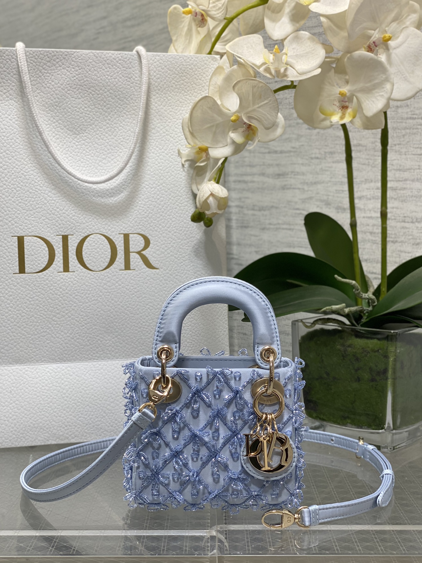 𝐋𝐚𝐝𝐲 𝐌𝐢𝐜𝐫𝐨Bordado de cuentas azul hielo