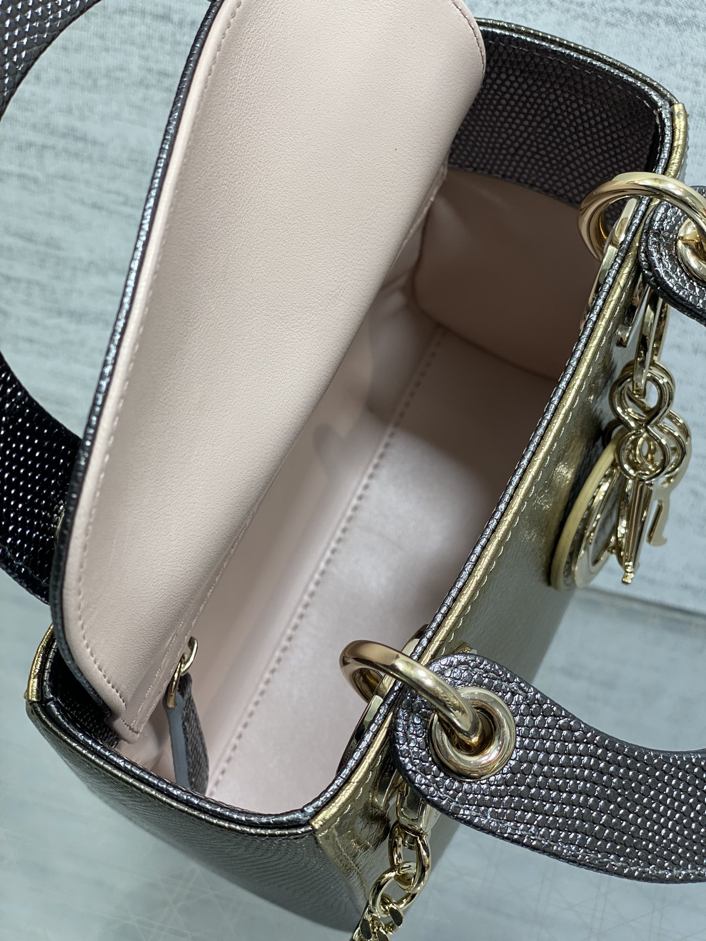 现货‼️Lady戴妃三格珍稀蛇皮闪亮登场，高雅又不失个性，非它莫属👏🏼，科普一下每条蛇皮的纹路都是独一无