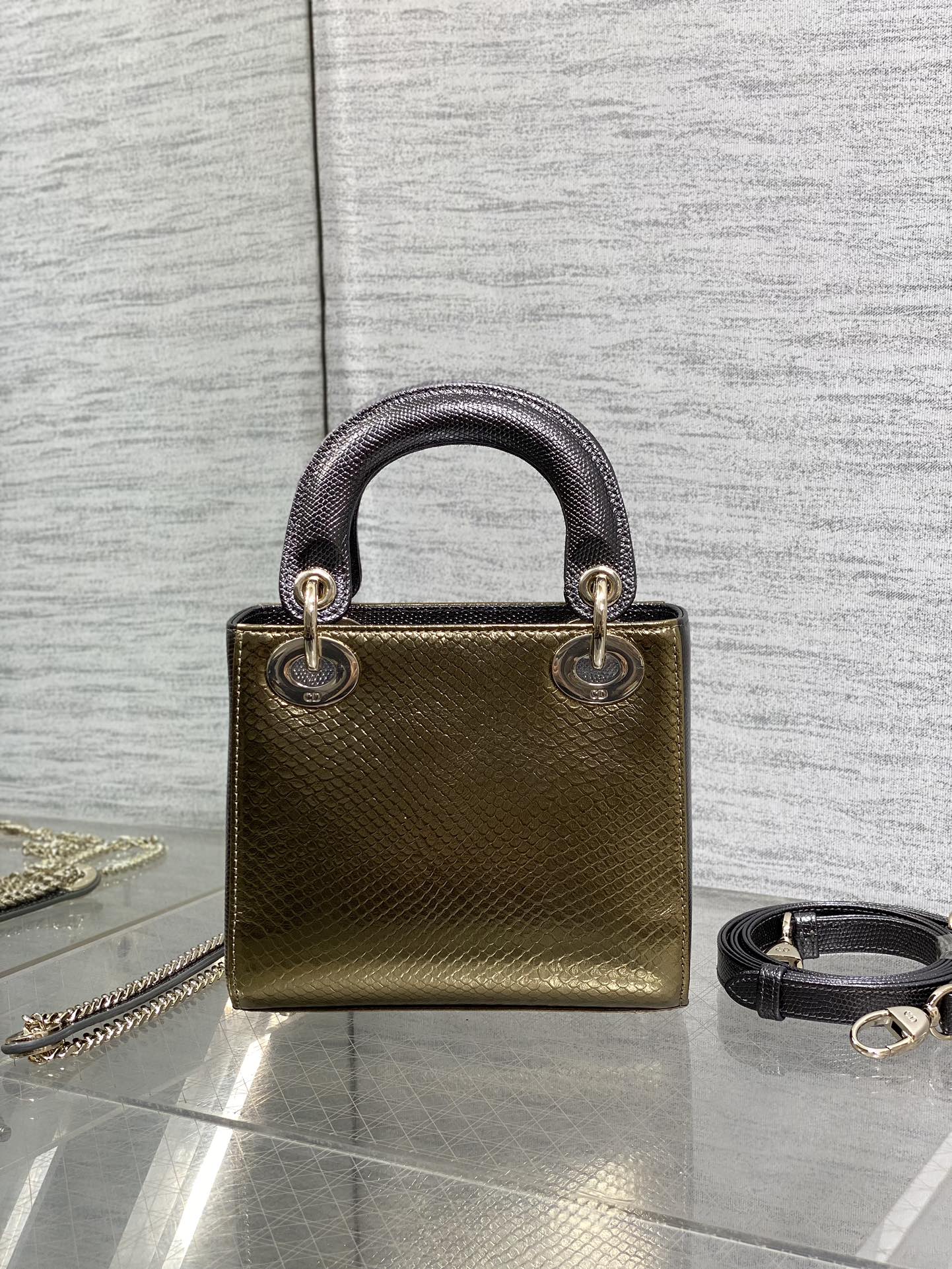 现货‼️Lady戴妃三格珍稀蛇皮闪亮登场，高雅又不失个性，非它莫属👏🏼，科普一下每条蛇皮的纹路都是独一无