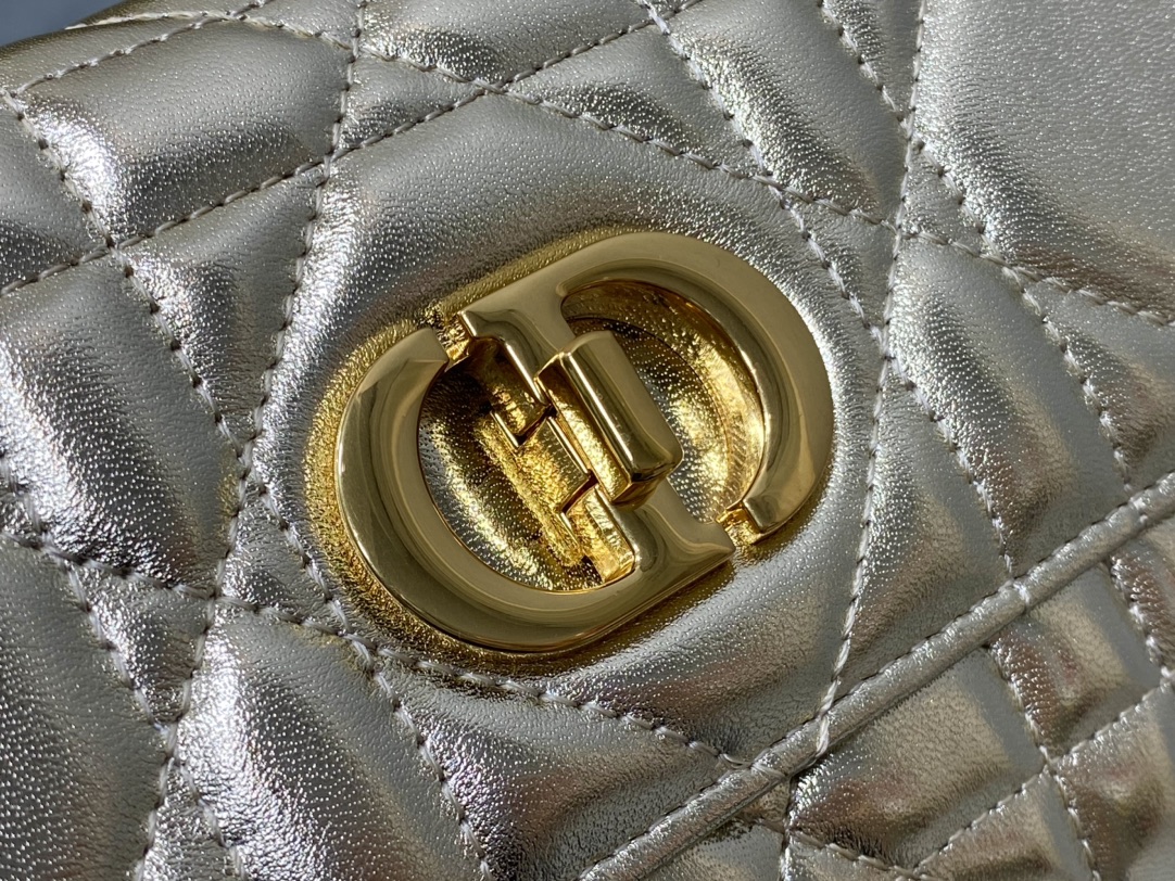 现货️MissCaroToPHandle手拿包经典超大菱格皮CD钮扣是不是千金感满满Size:24*12