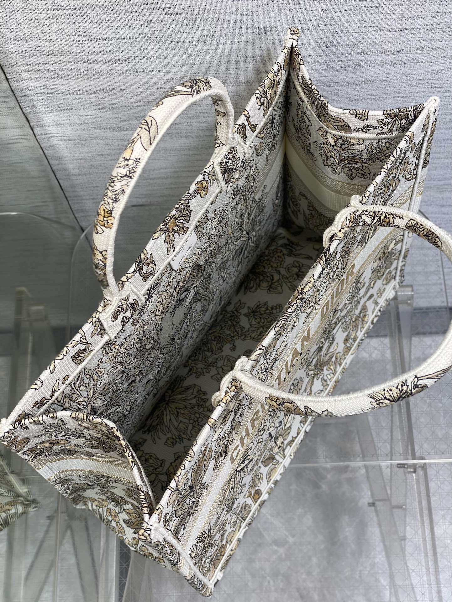 金色现货️Tote最新秋冬系列Aroundtheworld的图案星星饰以花朵向该系列的苏格兰承传特色主题
