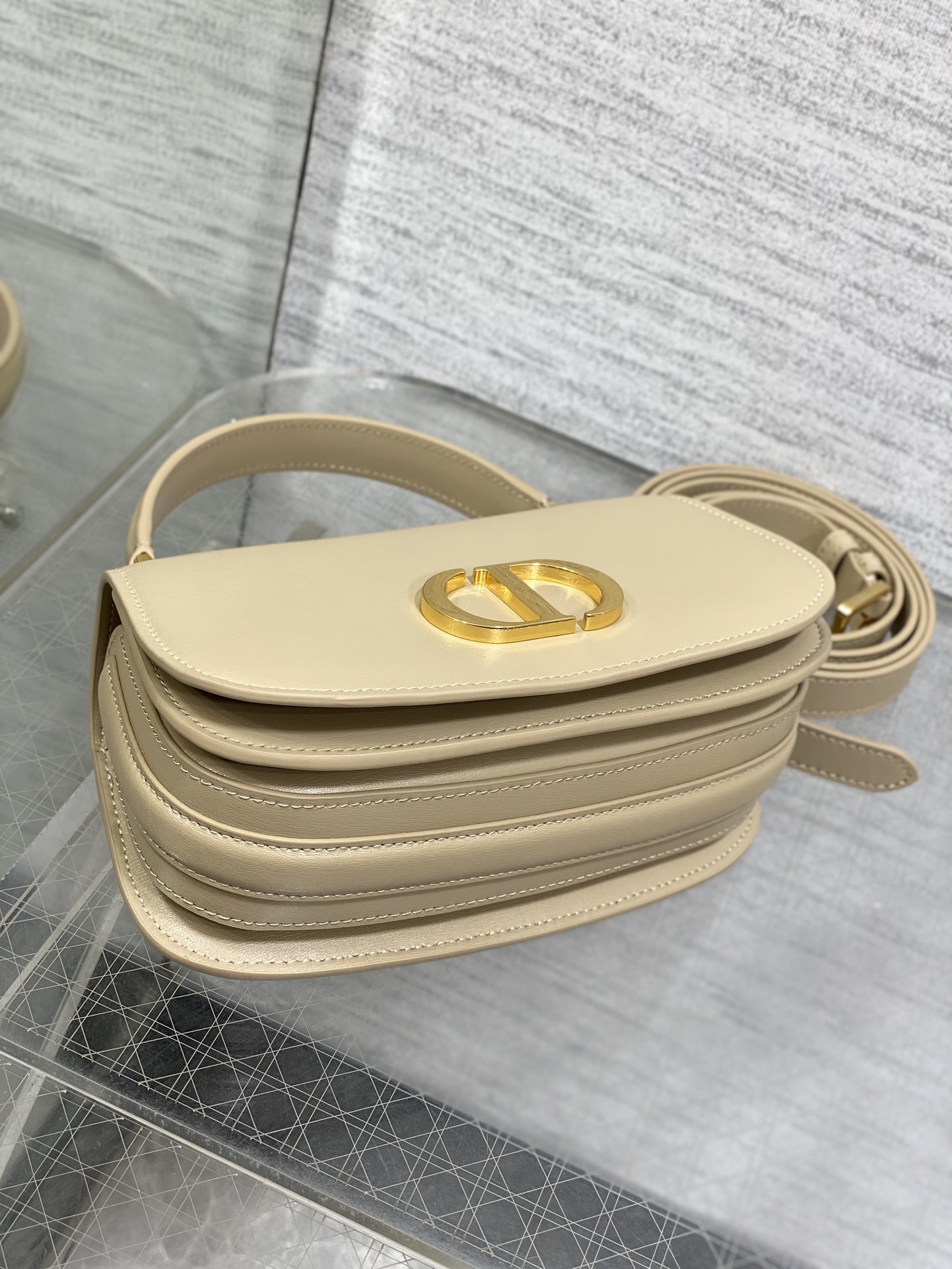 现货️30MontaigneAvenue系列小号绝不能错过的秋冬款采用进口黑色光面牛皮革精心制作搭配复古