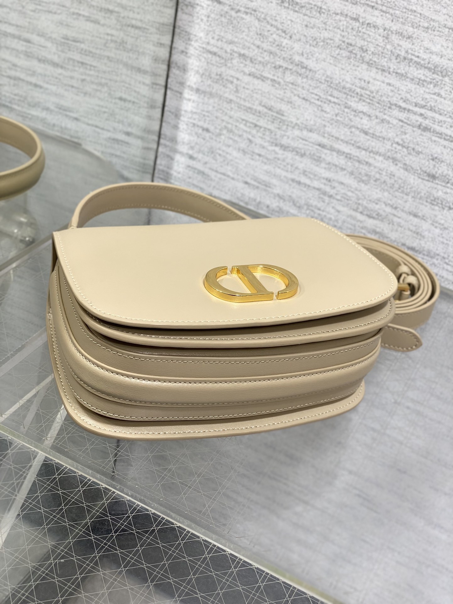 现货️30MontaigneAvenue系列中号绝不能错过的秋冬款采用进口黑色光面牛皮革精心制作搭配复古