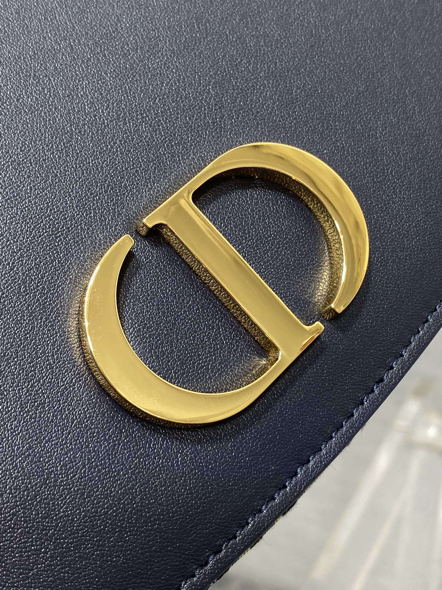 现货️30MontaigneAvenue系列中号绝不能错过的秋冬款采用进口黑色光面牛皮革精心制作搭配复古