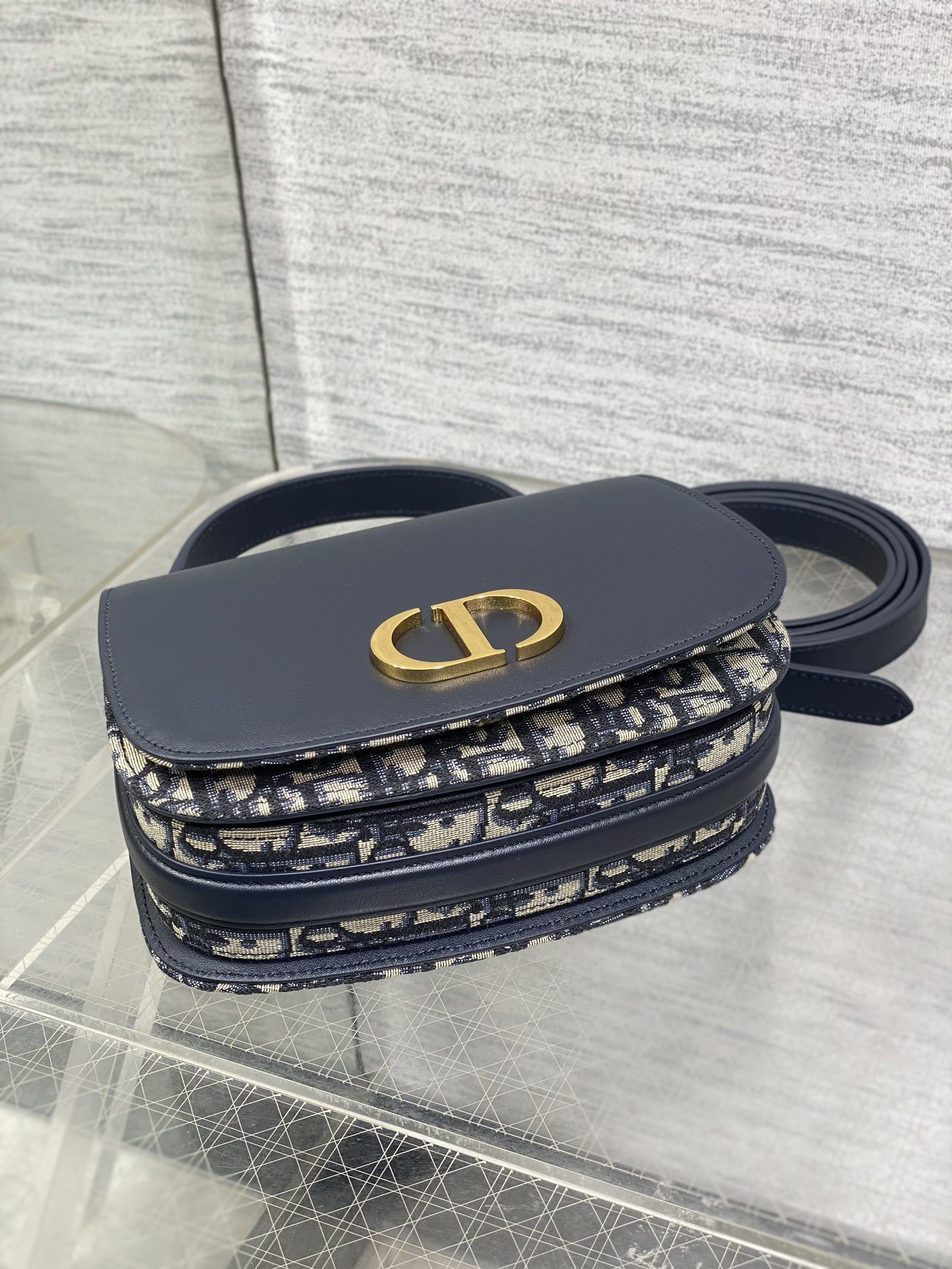 现货️30MontaigneAvenue系列中号绝不能错过的秋冬款采用进口黑色光面牛皮革精心制作搭配复古