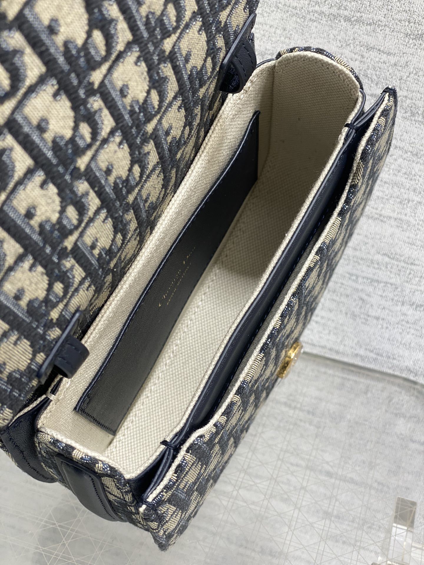 现货️30MontaigneAvenue系列中号绝不能错过的秋冬款采用进口黑色光面牛皮革精心制作搭配复古