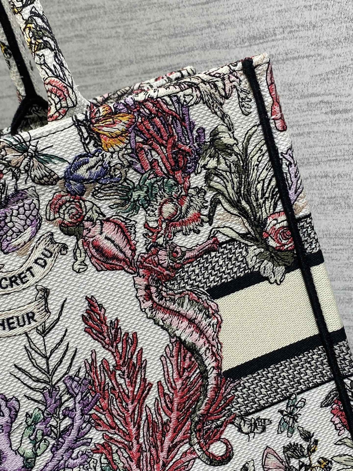 现货️Tote最新秋冬系列Aroundtheworld的图案星星饰以花朵向该系列的苏格兰承传特色主题致敬