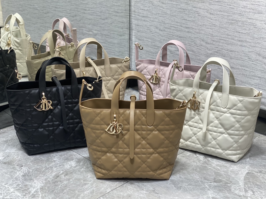 El último modelo 𝐓𝐨𝐮𝐣𝐨𝐮𝐫𝐬 Vertical tamaño mediano cinco colores en stock‼ ️