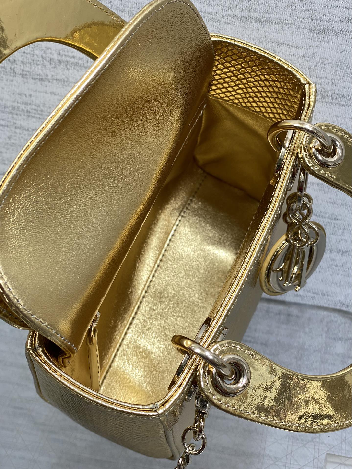 现货‼️Lady戴妃三格珍稀蛇皮闪亮登场，高雅又不失个性，非它莫属👏🏼，科普一下每条蛇皮的纹路都是独一无