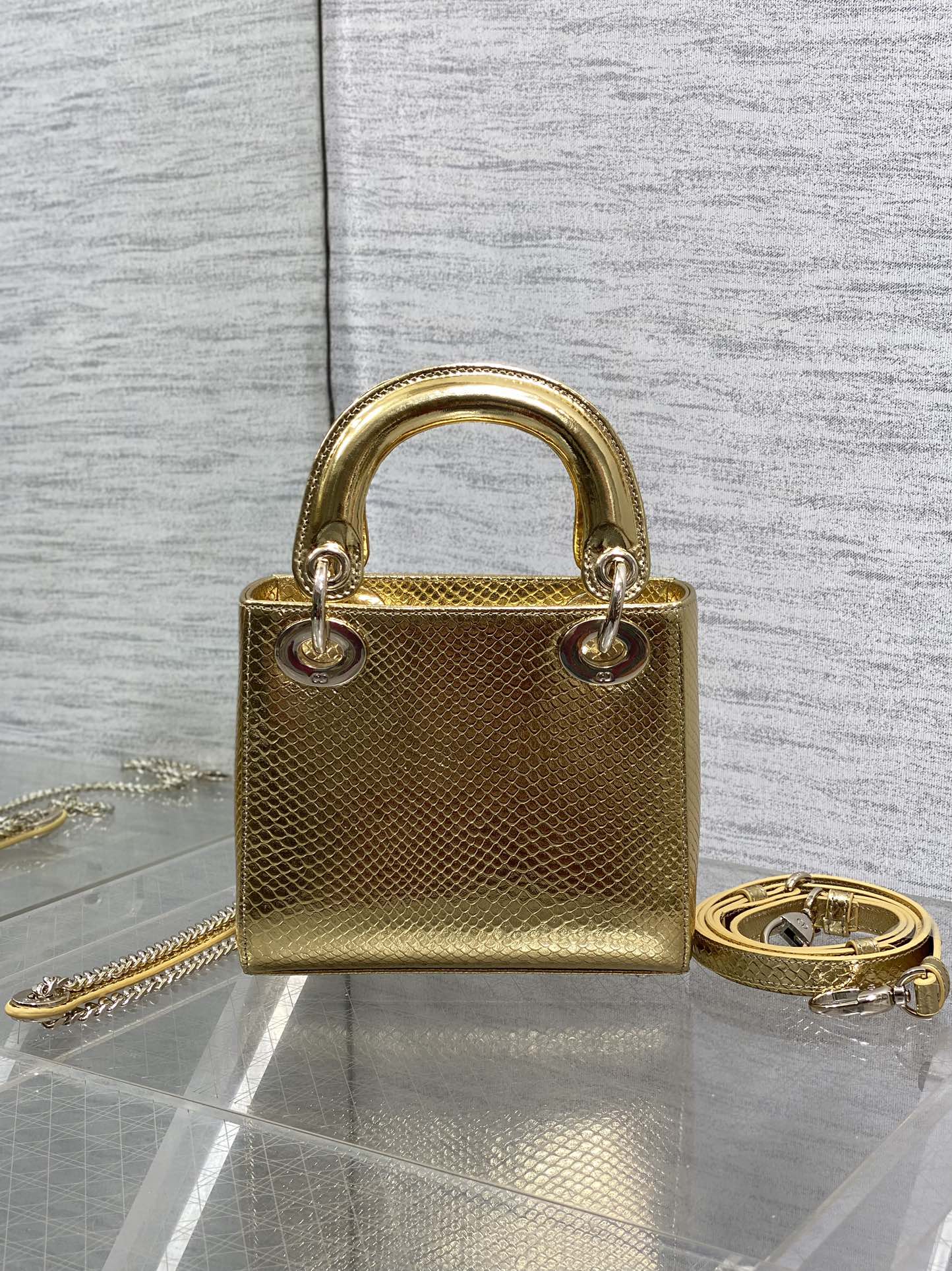 现货‼️Lady戴妃三格珍稀蛇皮闪亮登场，高雅又不失个性，非它莫属👏🏼，科普一下每条蛇皮的纹路都是独一无
