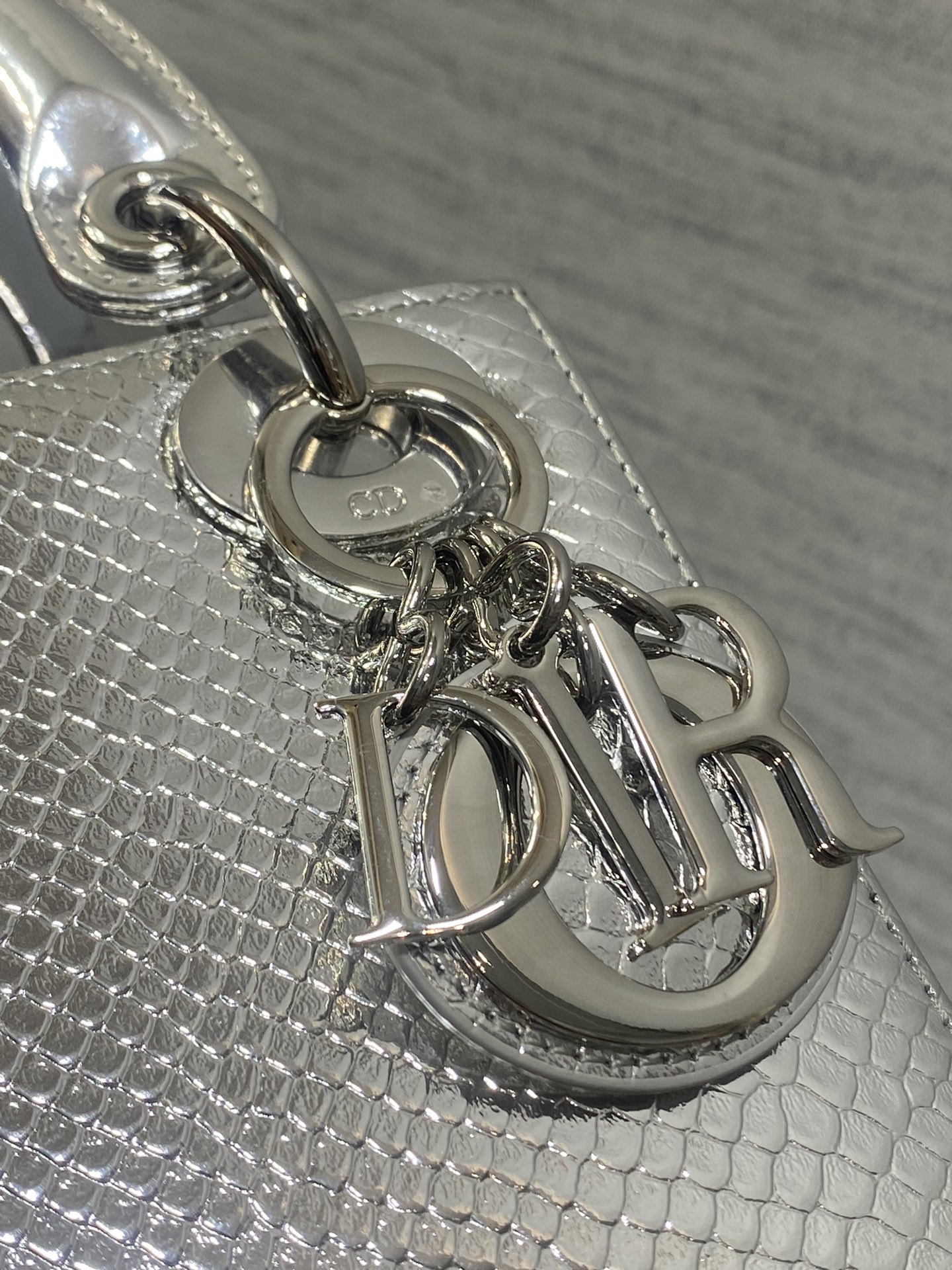 现货‼️Lady戴妃三格珍稀蛇皮闪亮登场，高雅又不失个性，非它莫属👏🏼，科普一下每条蛇皮的纹路都是独一无