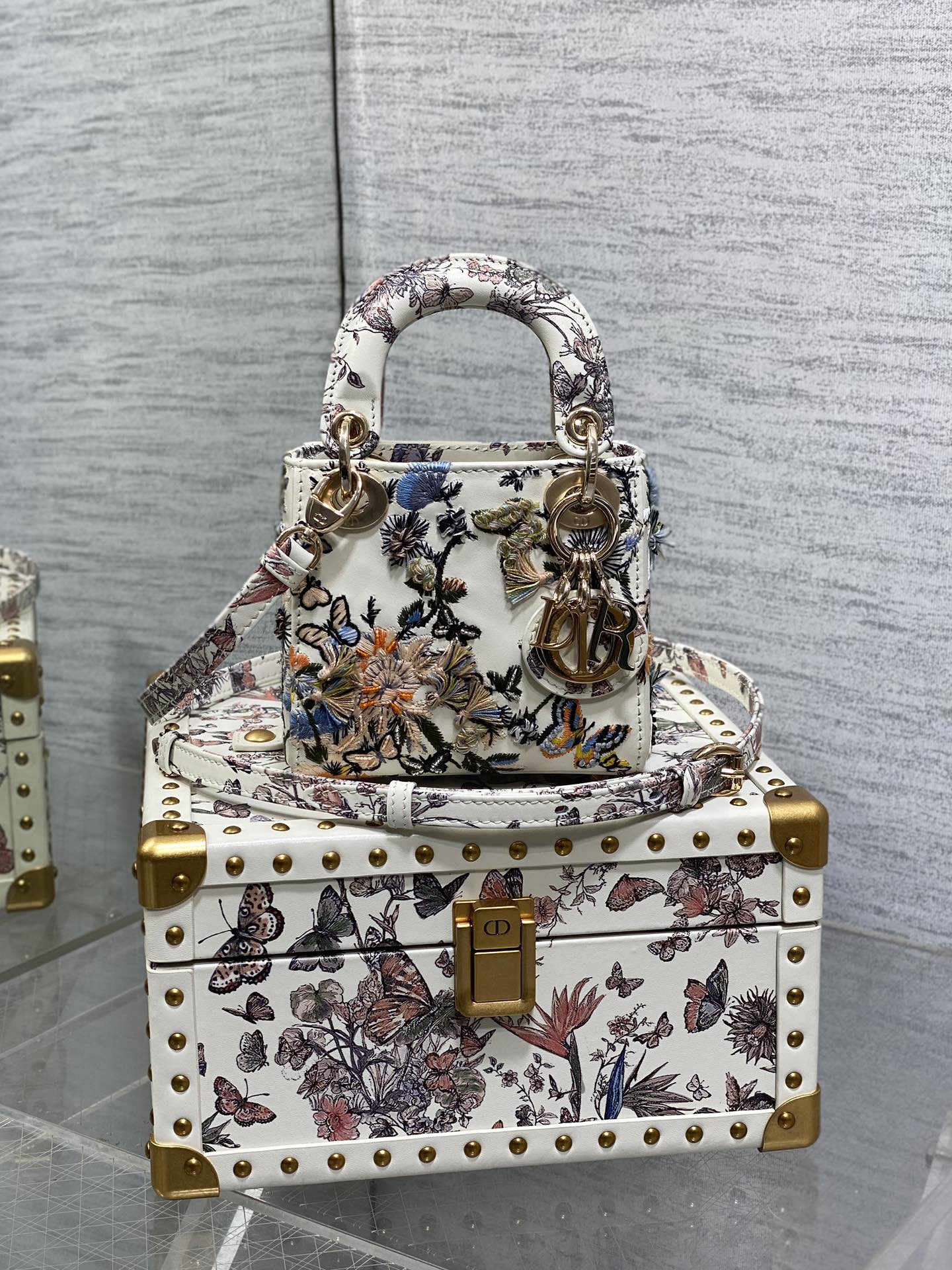 Сумка Dior Lady Dior с вышивкой