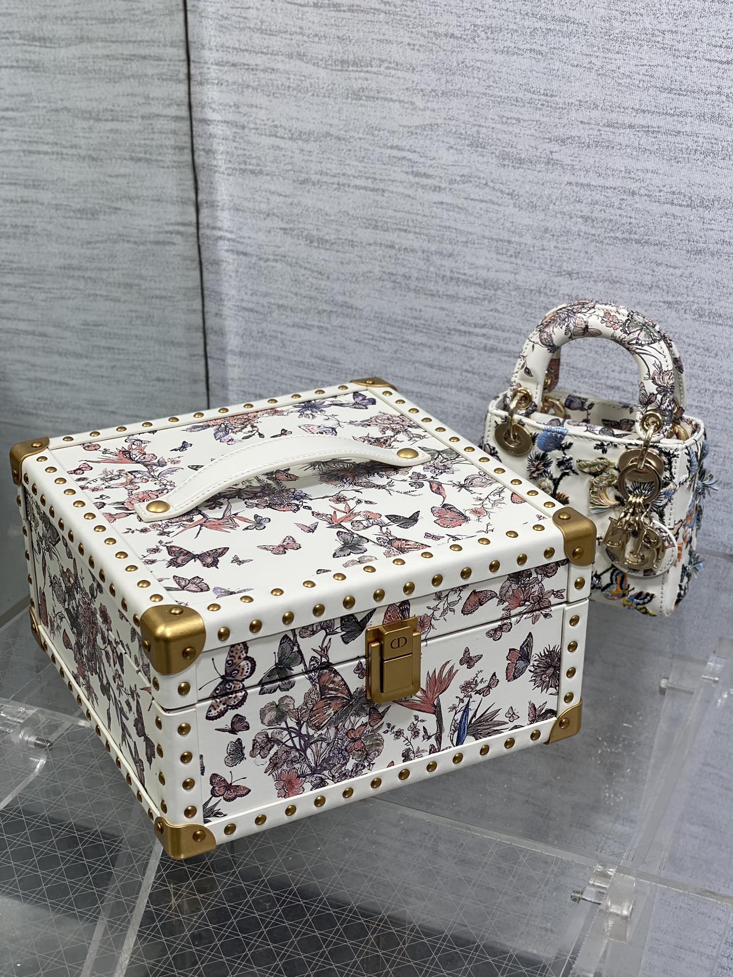 Сумка Dior Lady Dior с вышивкой