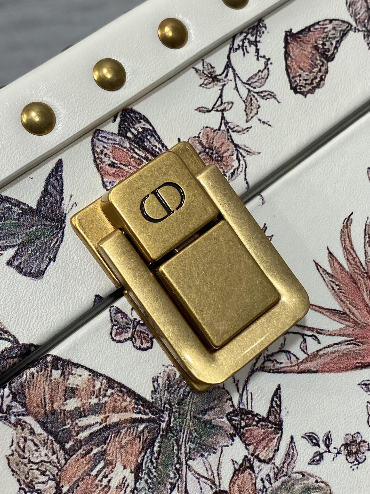 Сумка Dior Lady Dior с вышивкой