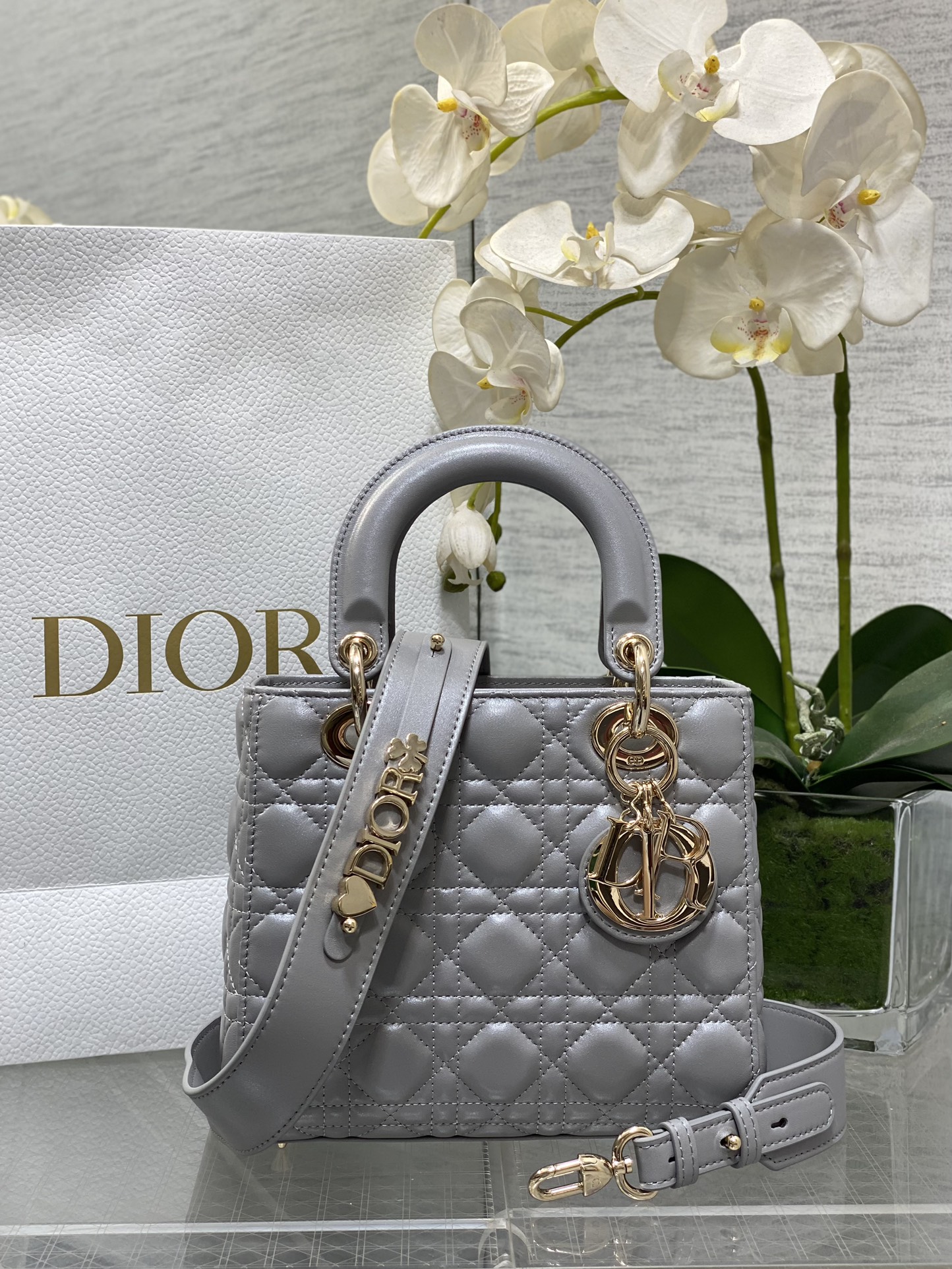 𝐋𝐚𝐝𝐲Cuatro cuadros de piel de oveja gris nacarado